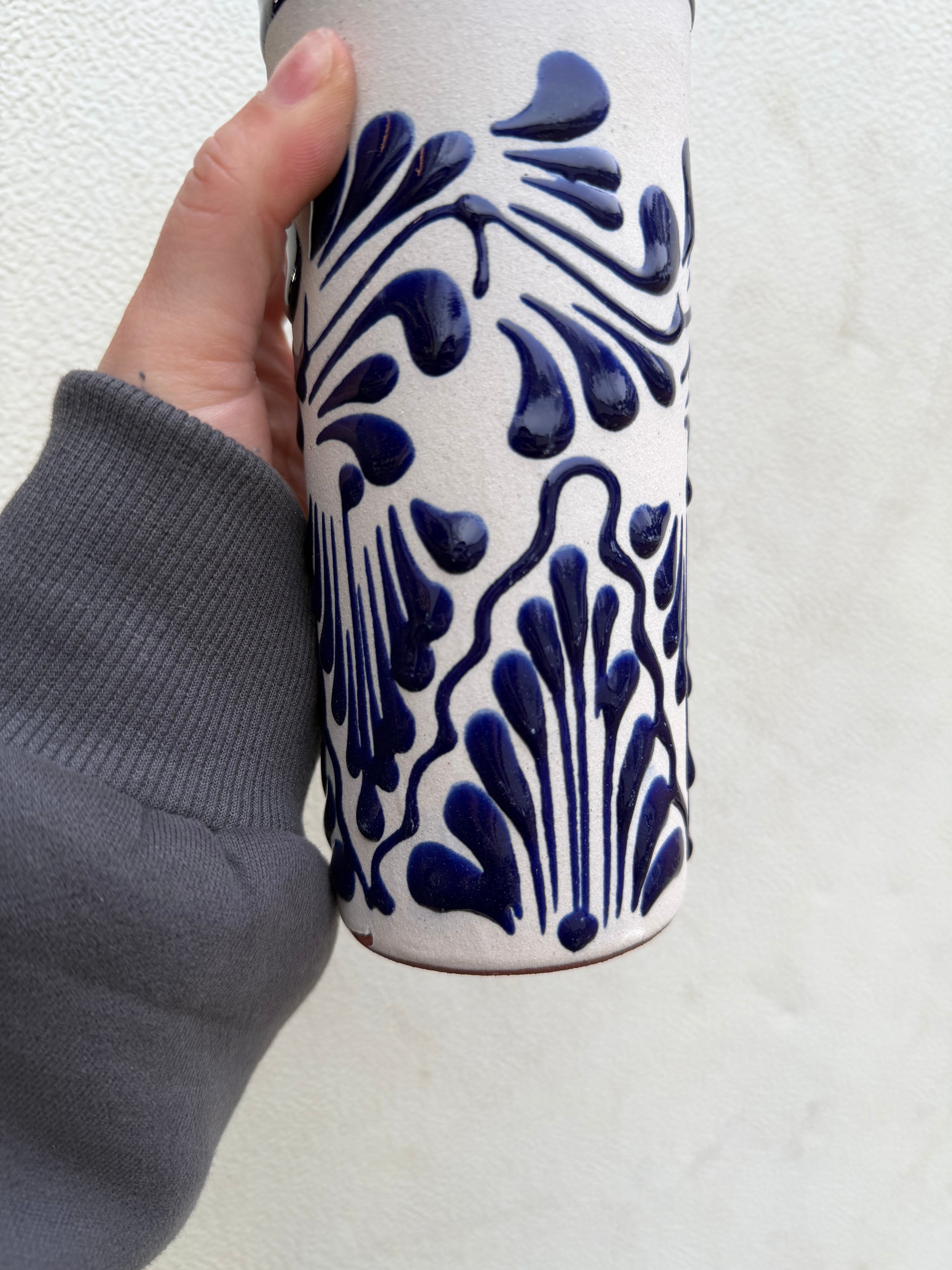 Taza de barro azul mexicana