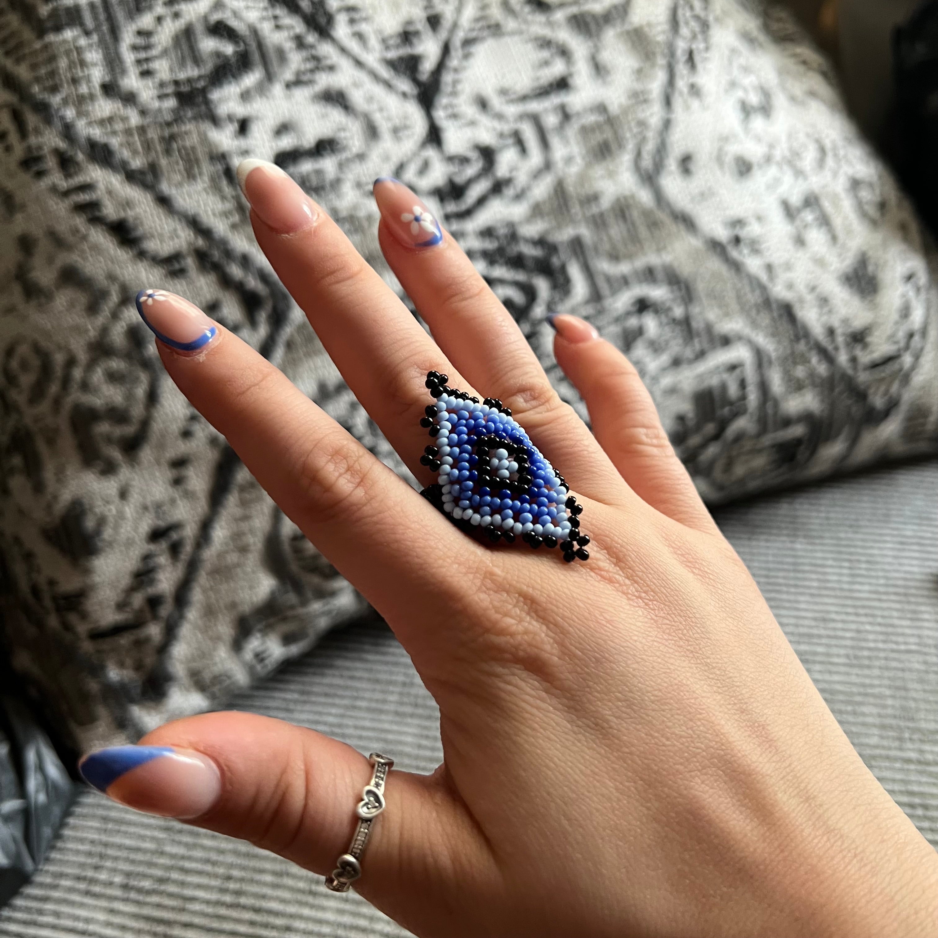 Anillo elástico huichol de cuentas de vidrio