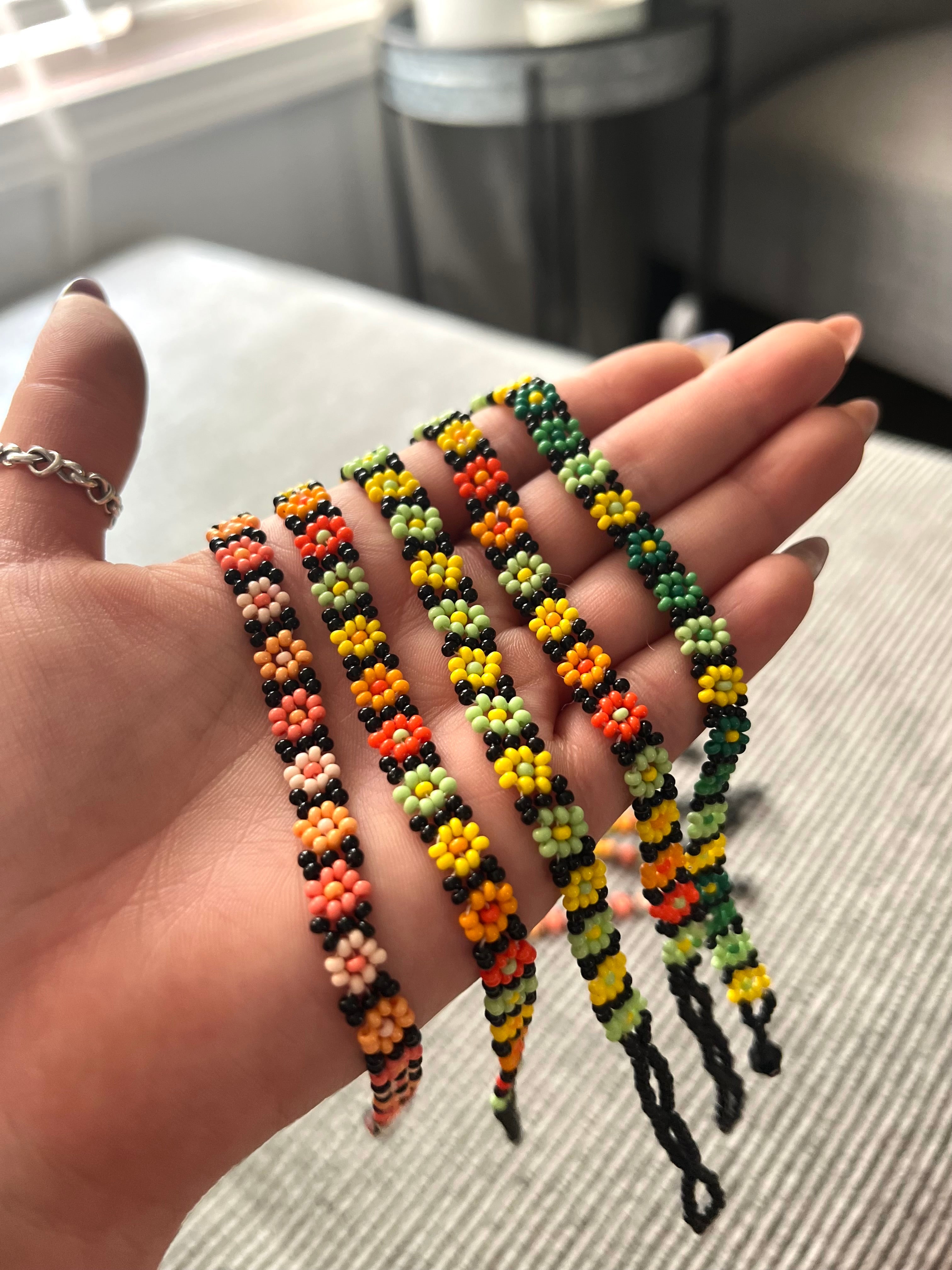 Pulsera de flor pequeña (Margarita) Huichol