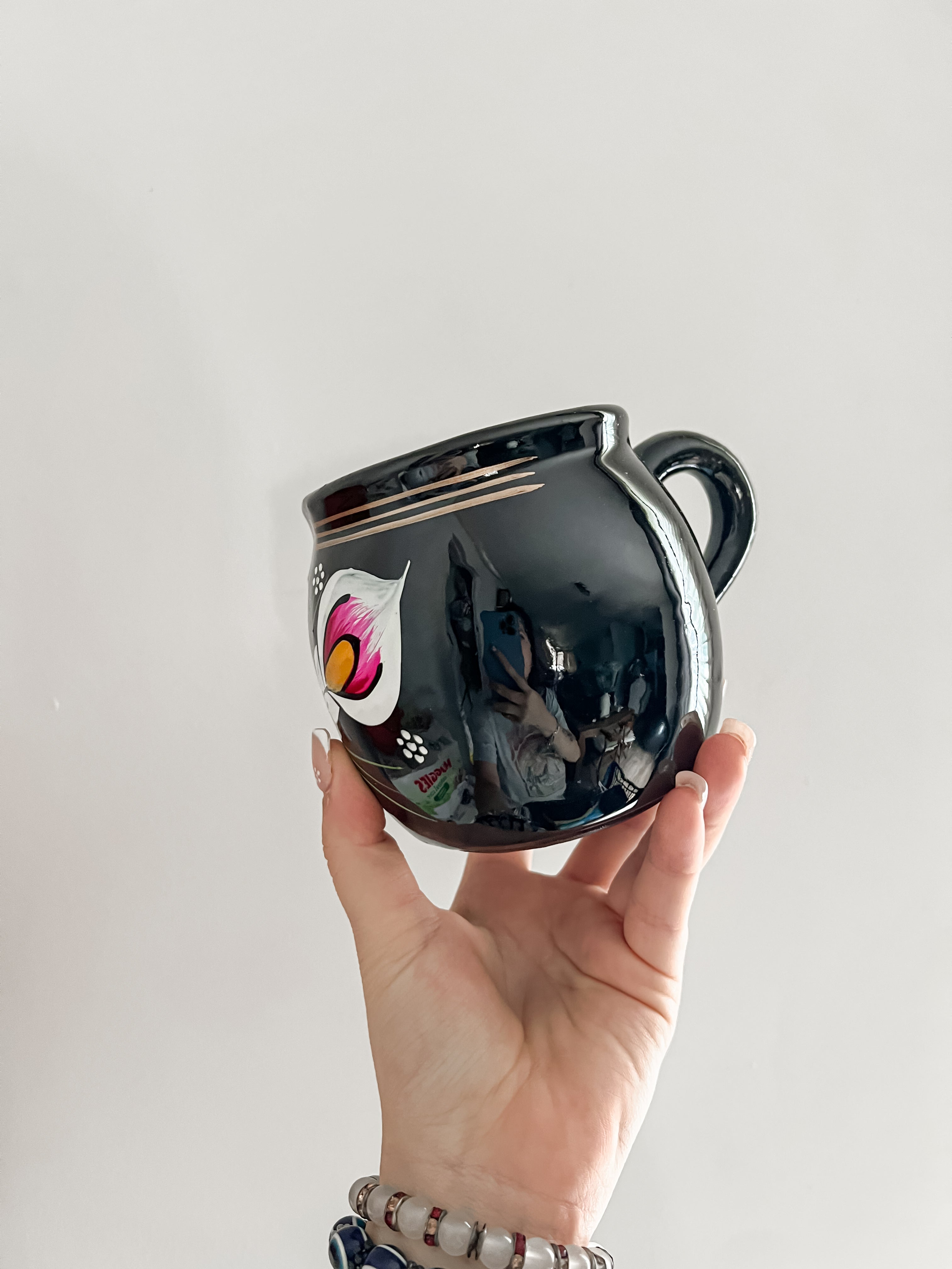 Taza Artesanal Floral de Cerámica Negra