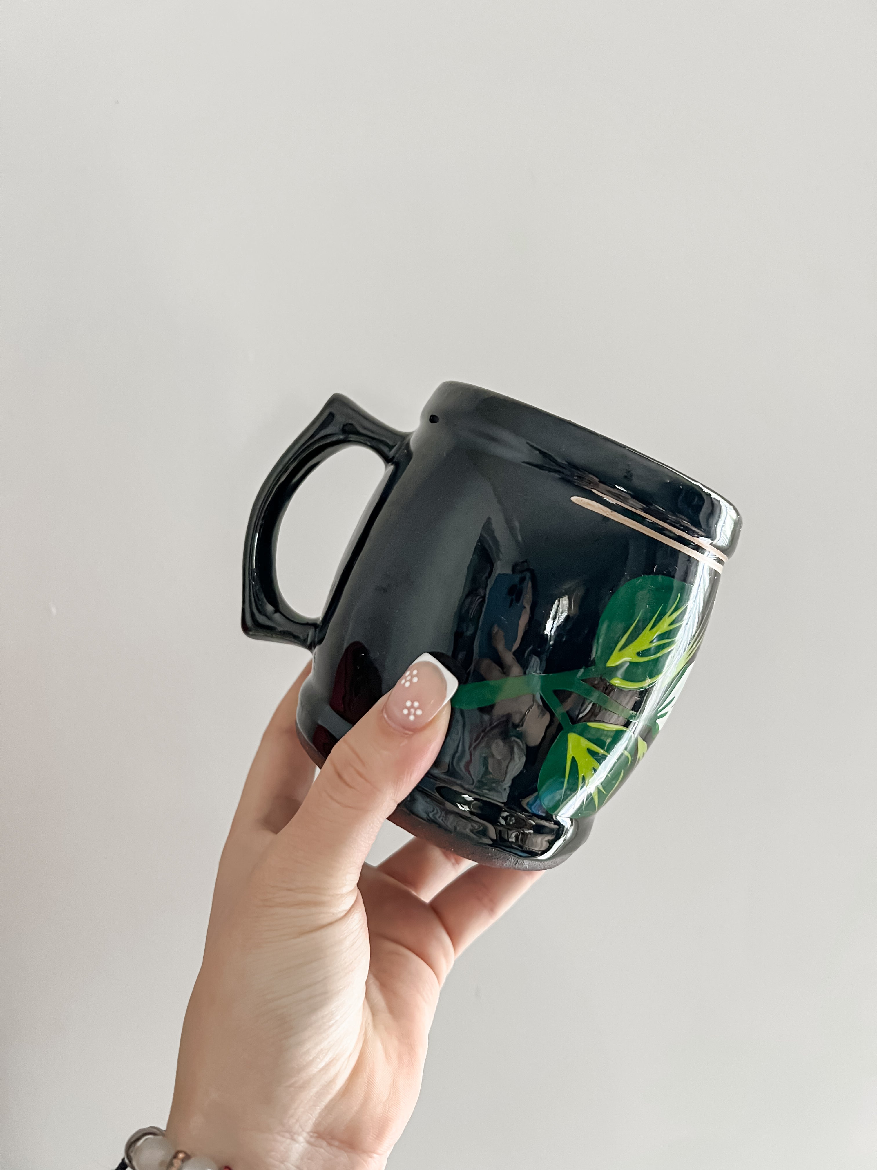 Taza Artesanal Floral de Cerámica Negra