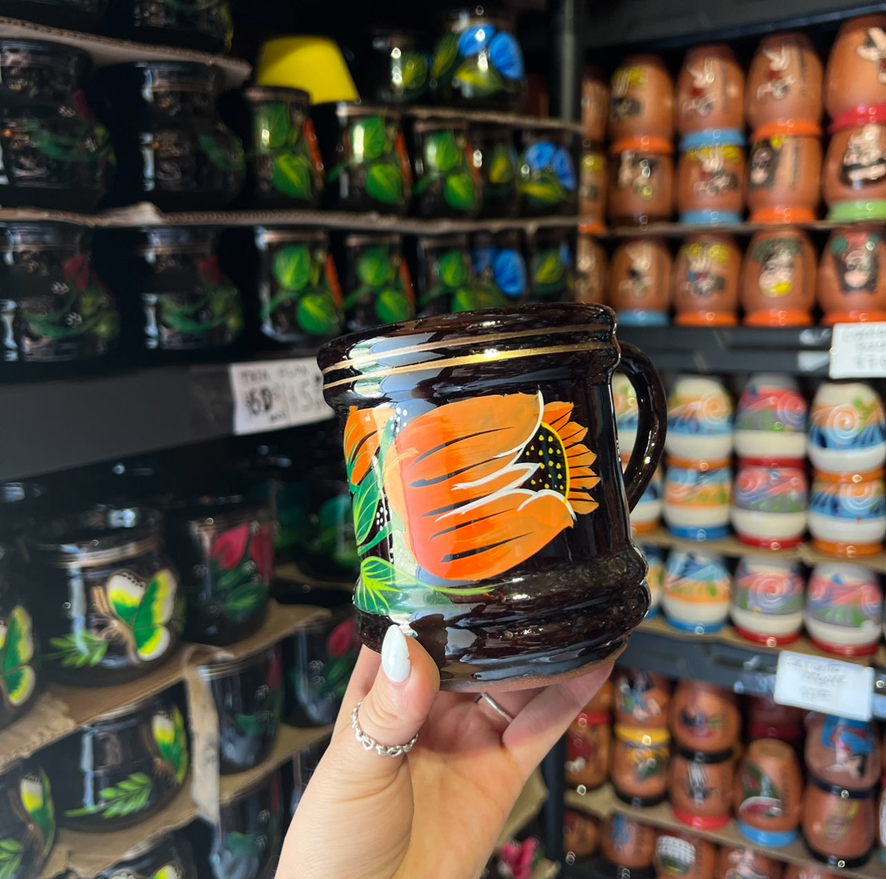 Taza de cerámica floral naranja pintada a mano