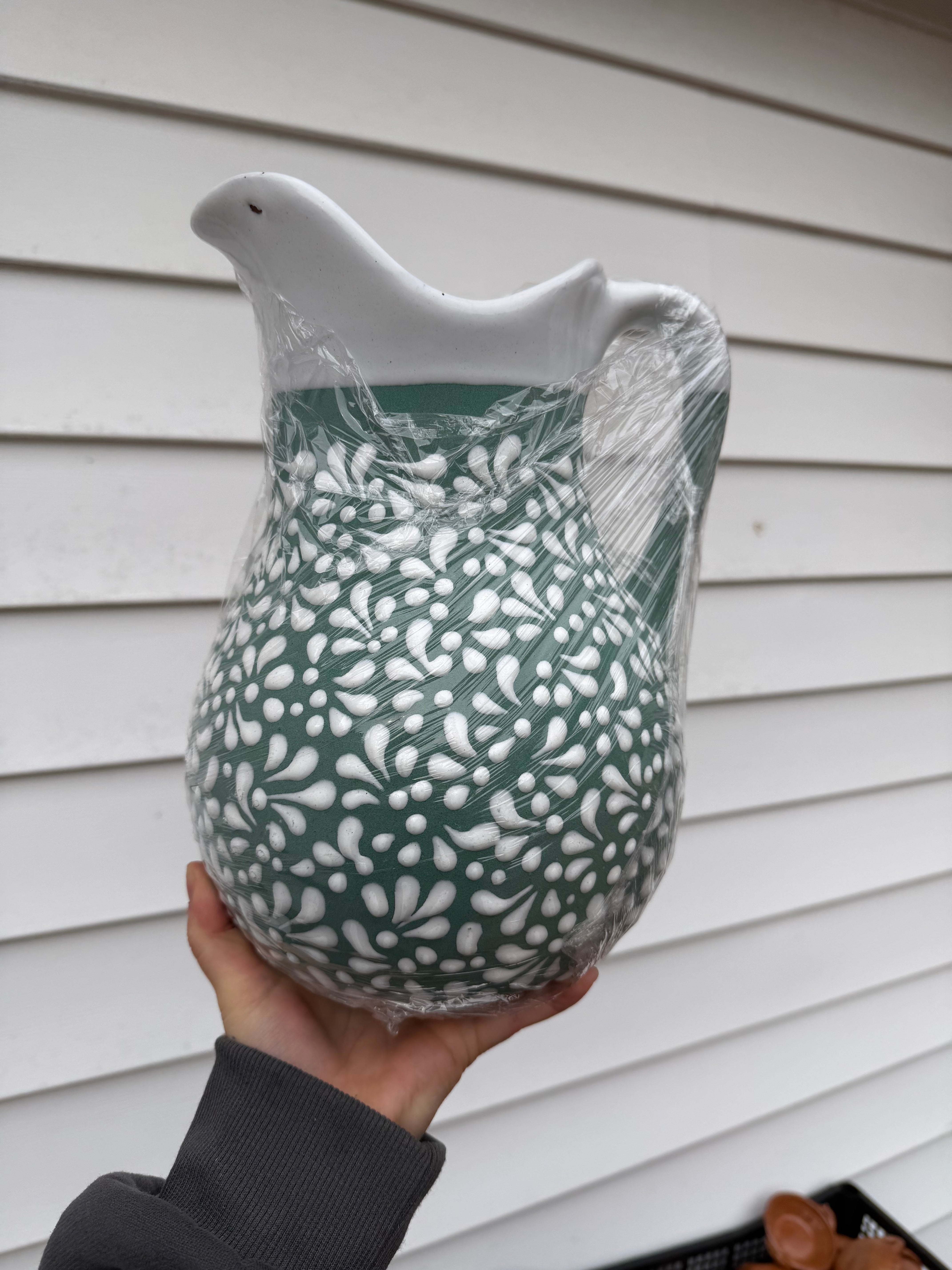 Jarra verde y blanca pintada a mano