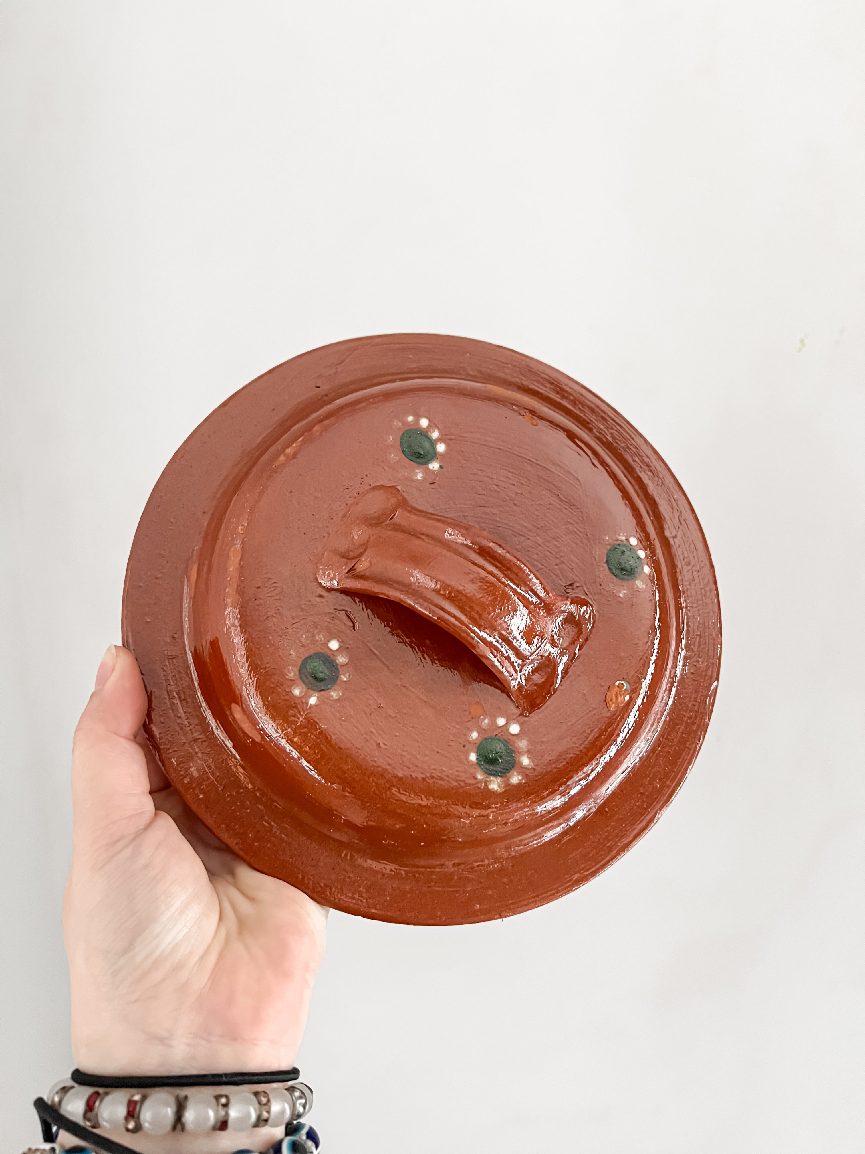 Olla pequeña de alfarería tradicional