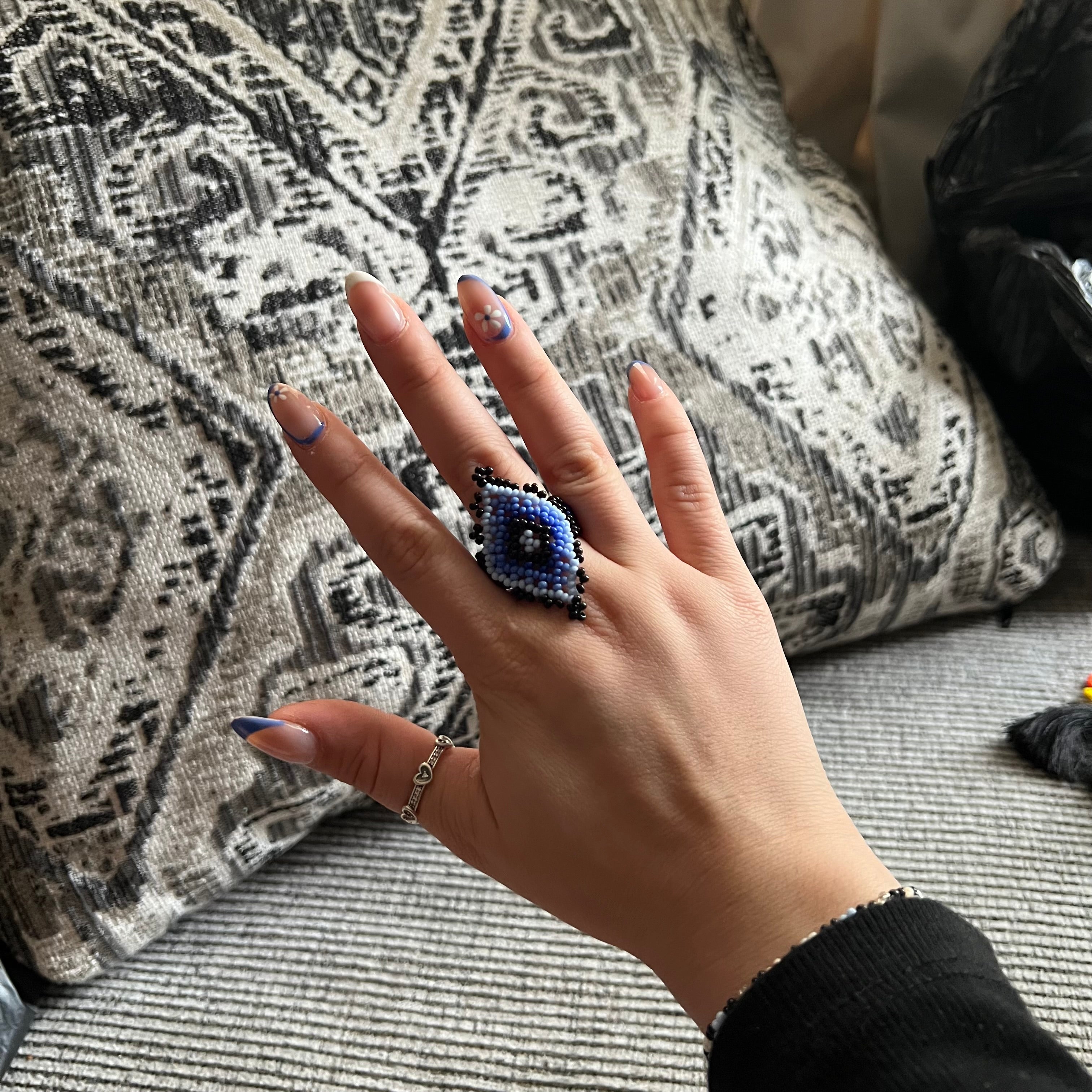 Anillo elástico huichol de cuentas de vidrio