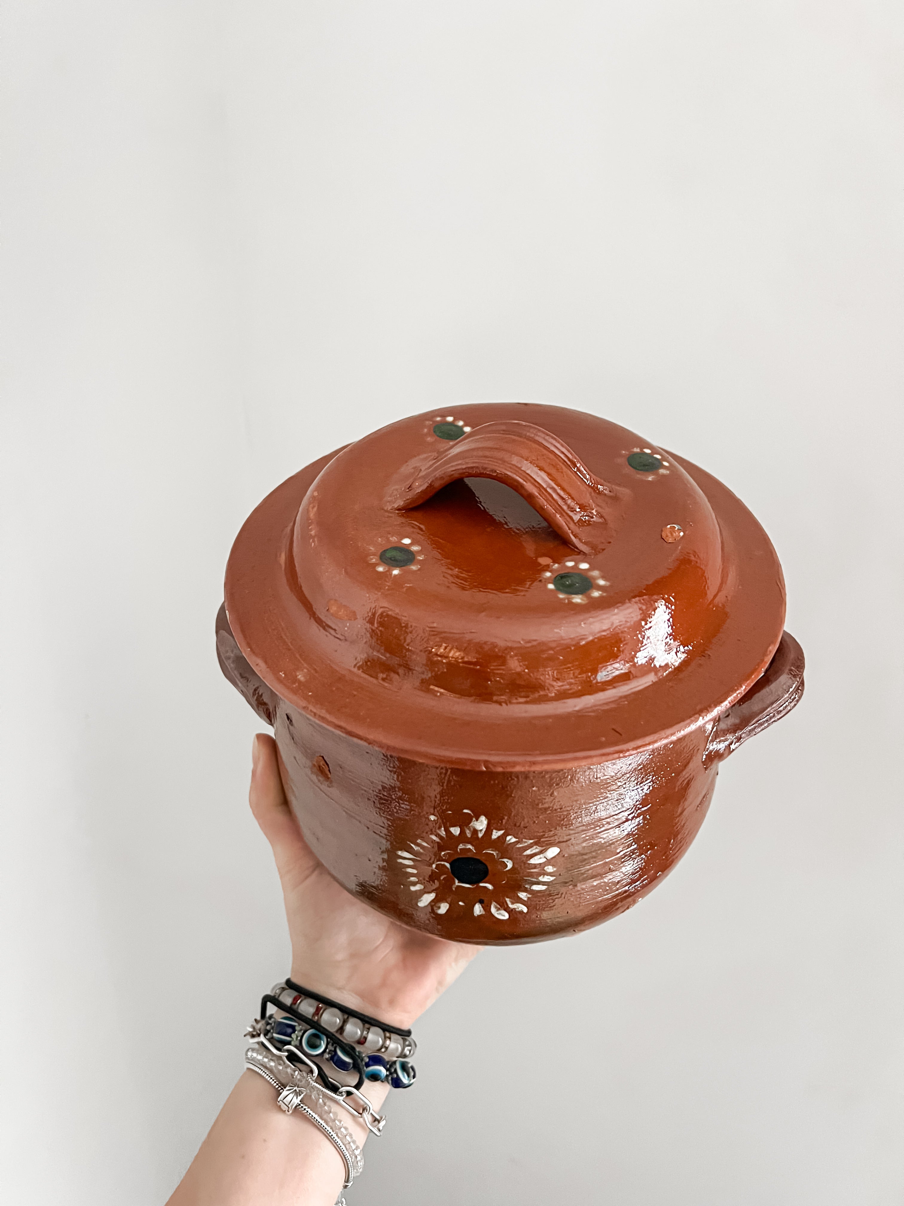 Olla pequeña de alfarería tradicional