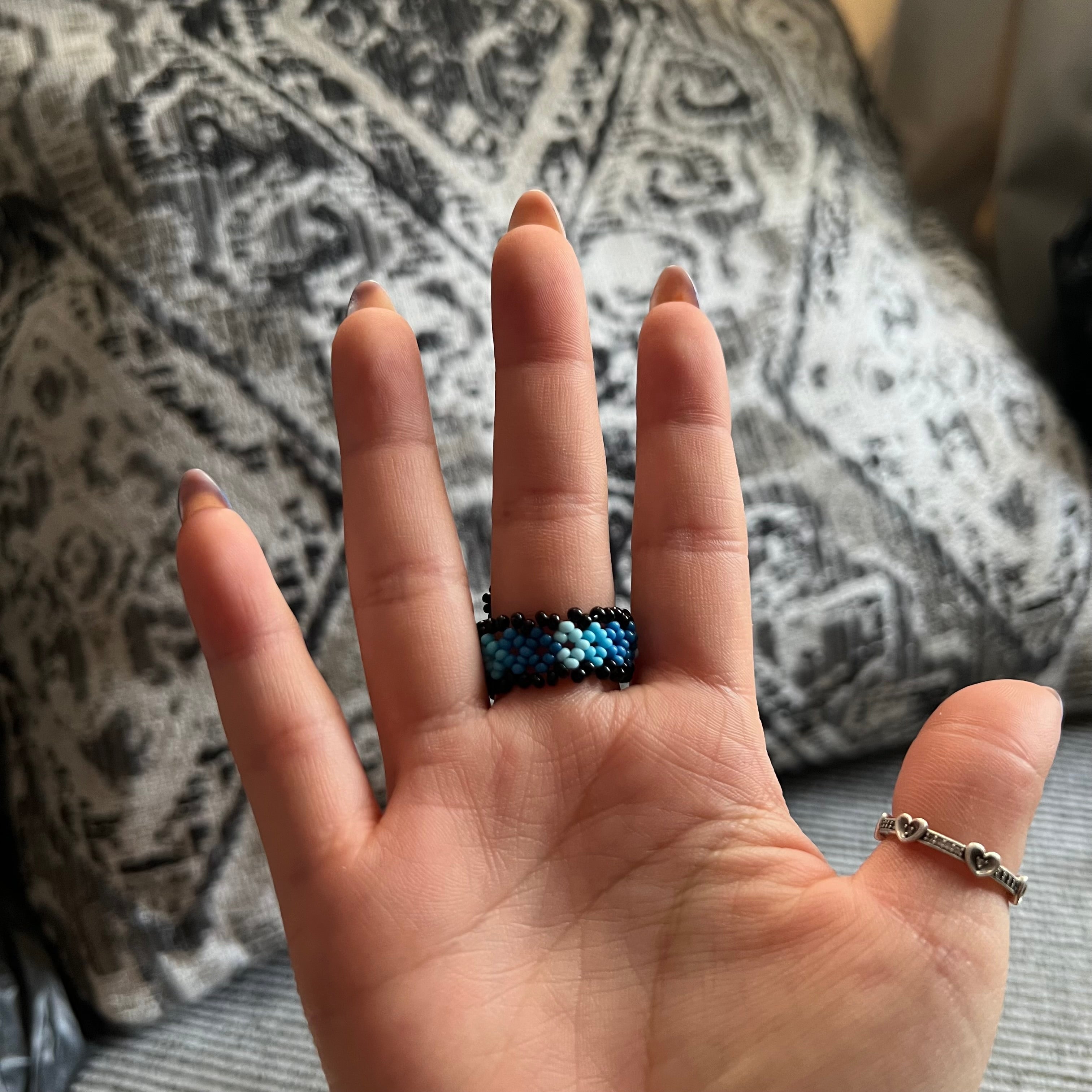 Anillo elástico huichol de cuentas de vidrio