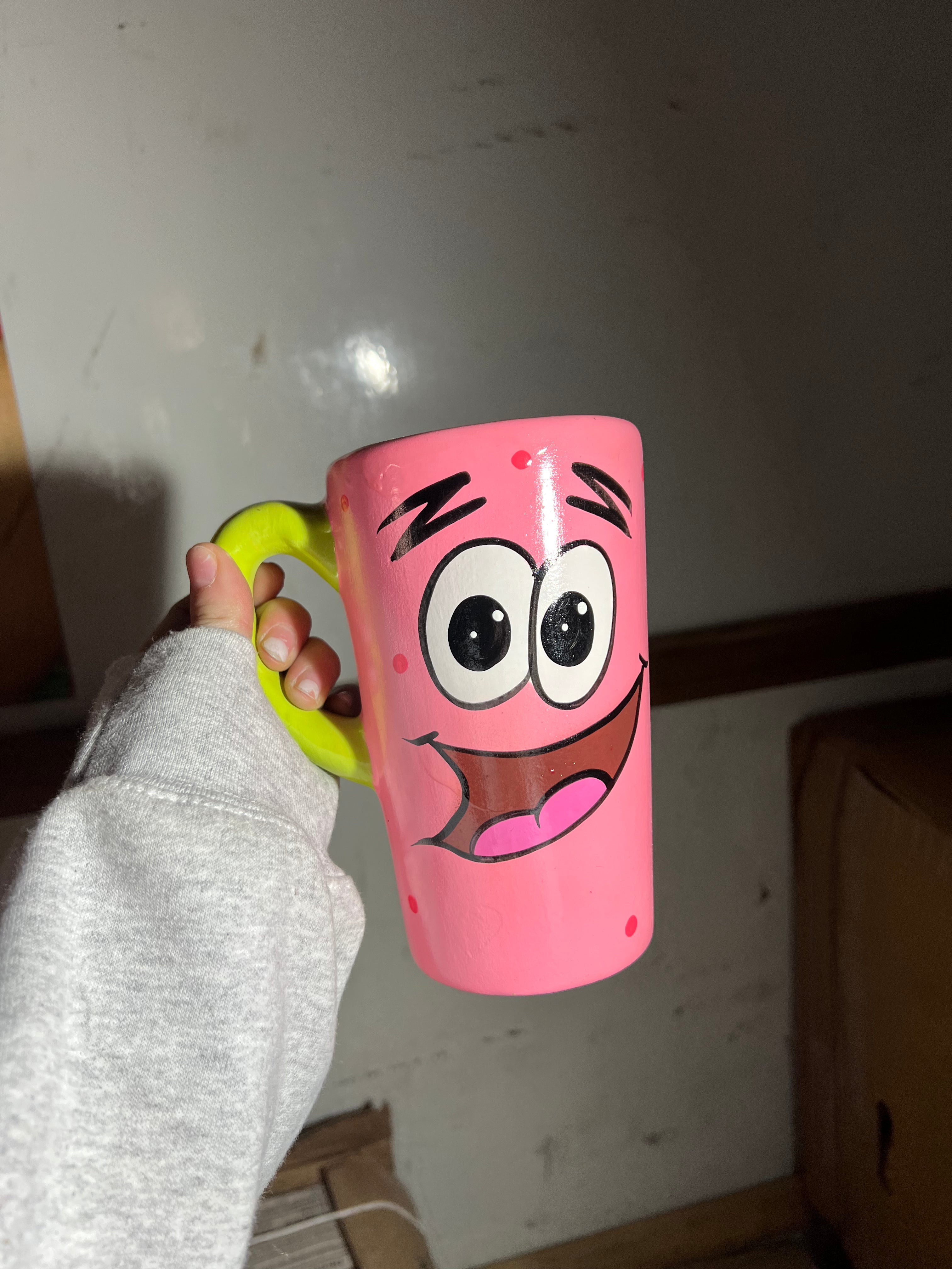 Taza con figuras de personajes