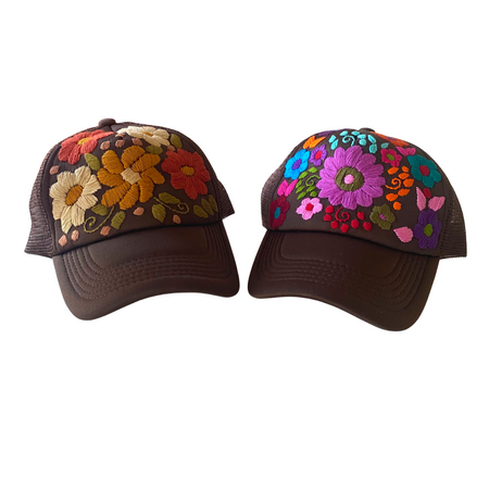 Gorra trucker Tulum bordada a mano con flores - México