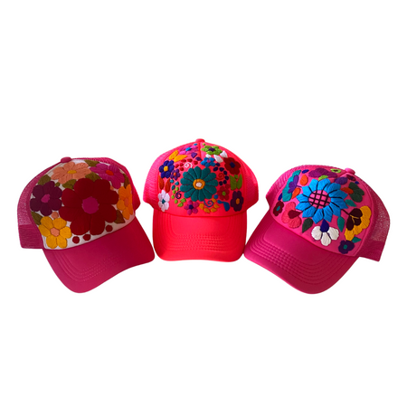 Gorra trucker Tulum bordada a mano con flores - México