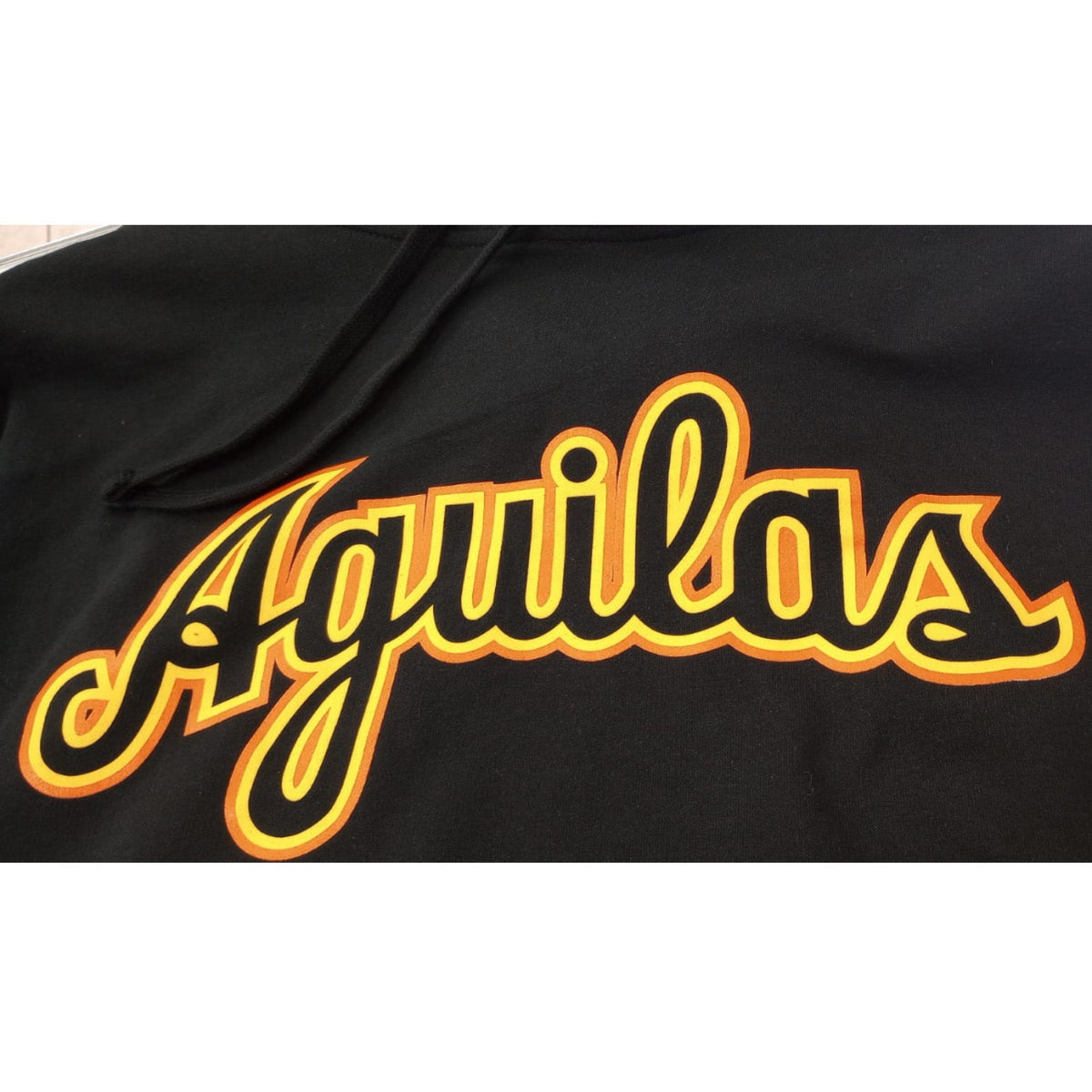 Aguilas Cibaeñas letras cursivas y Capucha Negra