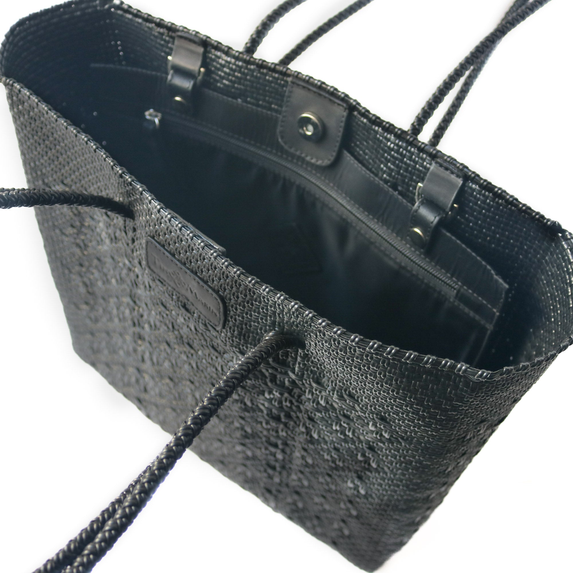 Bolso de mano de mimbre negro