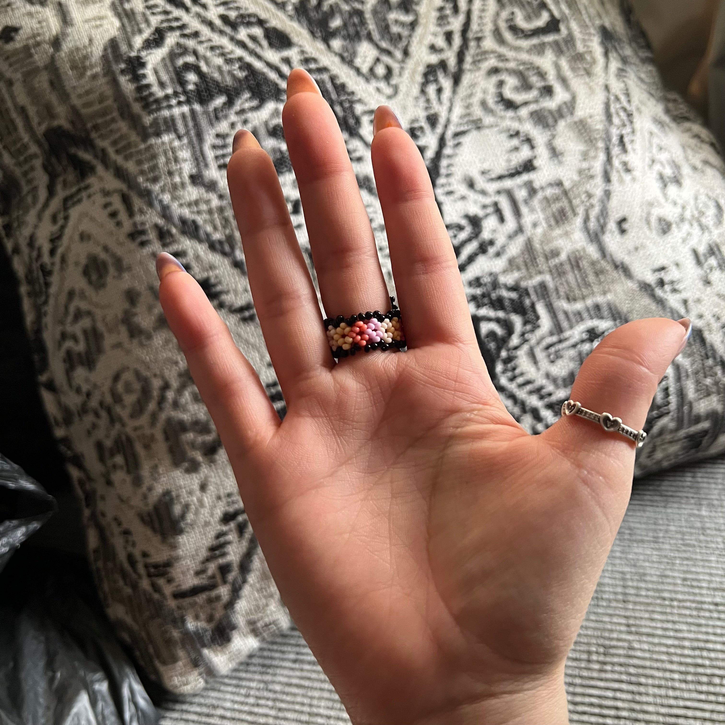 Anillo elástico huichol de cuentas de vidrio