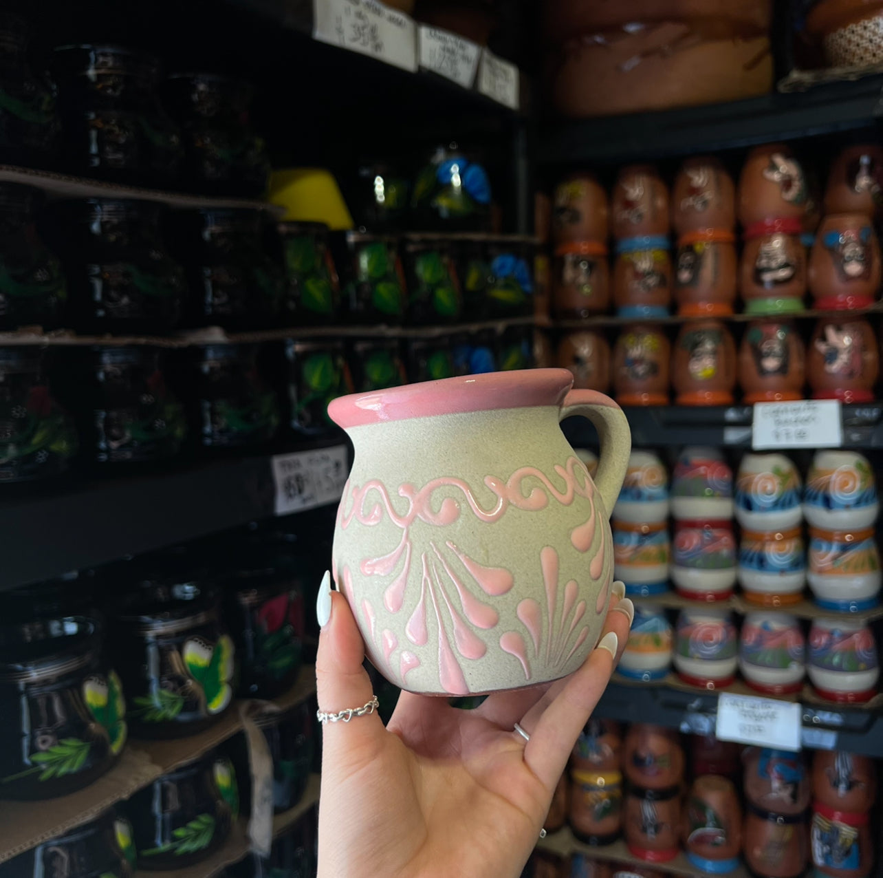 Taza de barro engobada en rosa