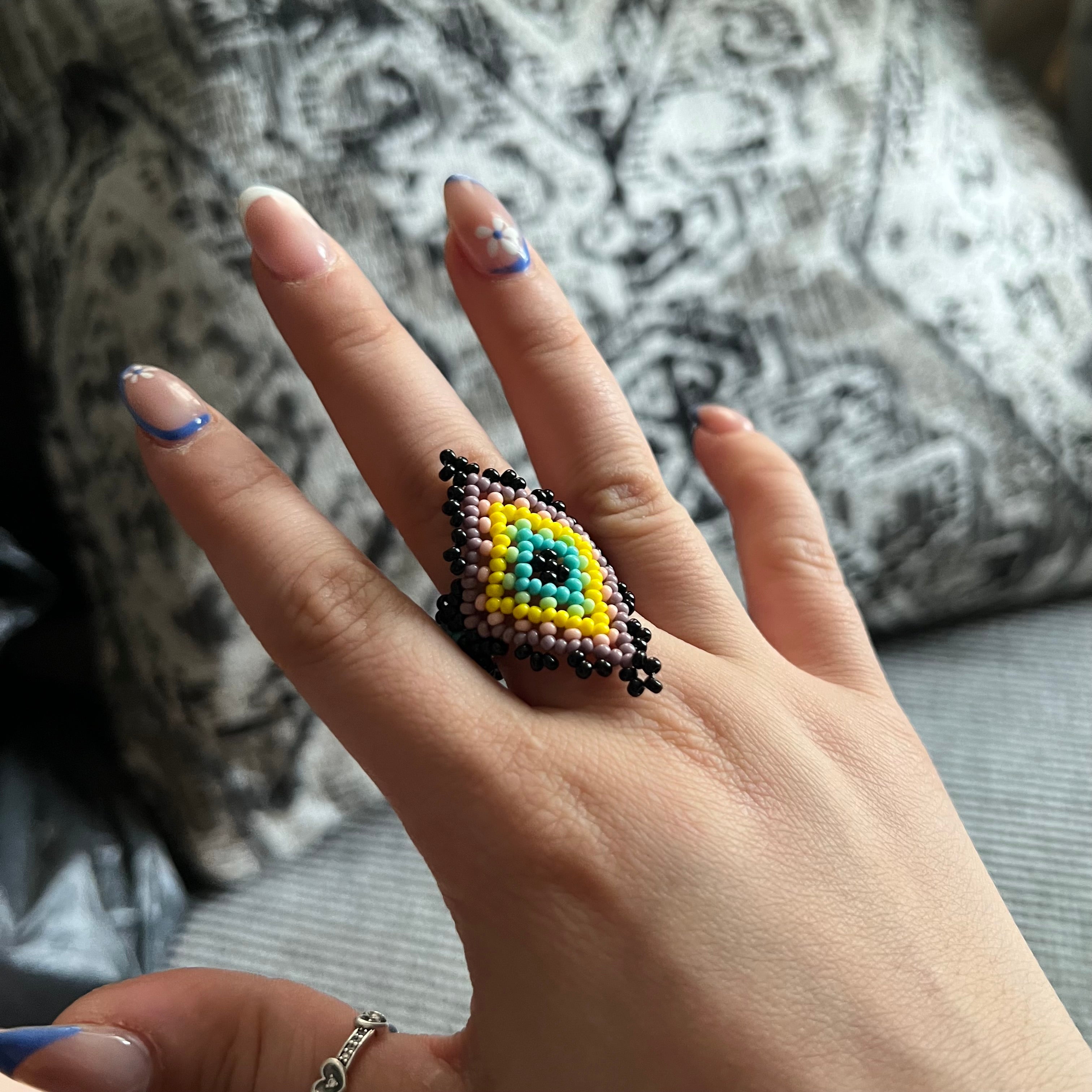 Anillo elástico huichol de cuentas de vidrio