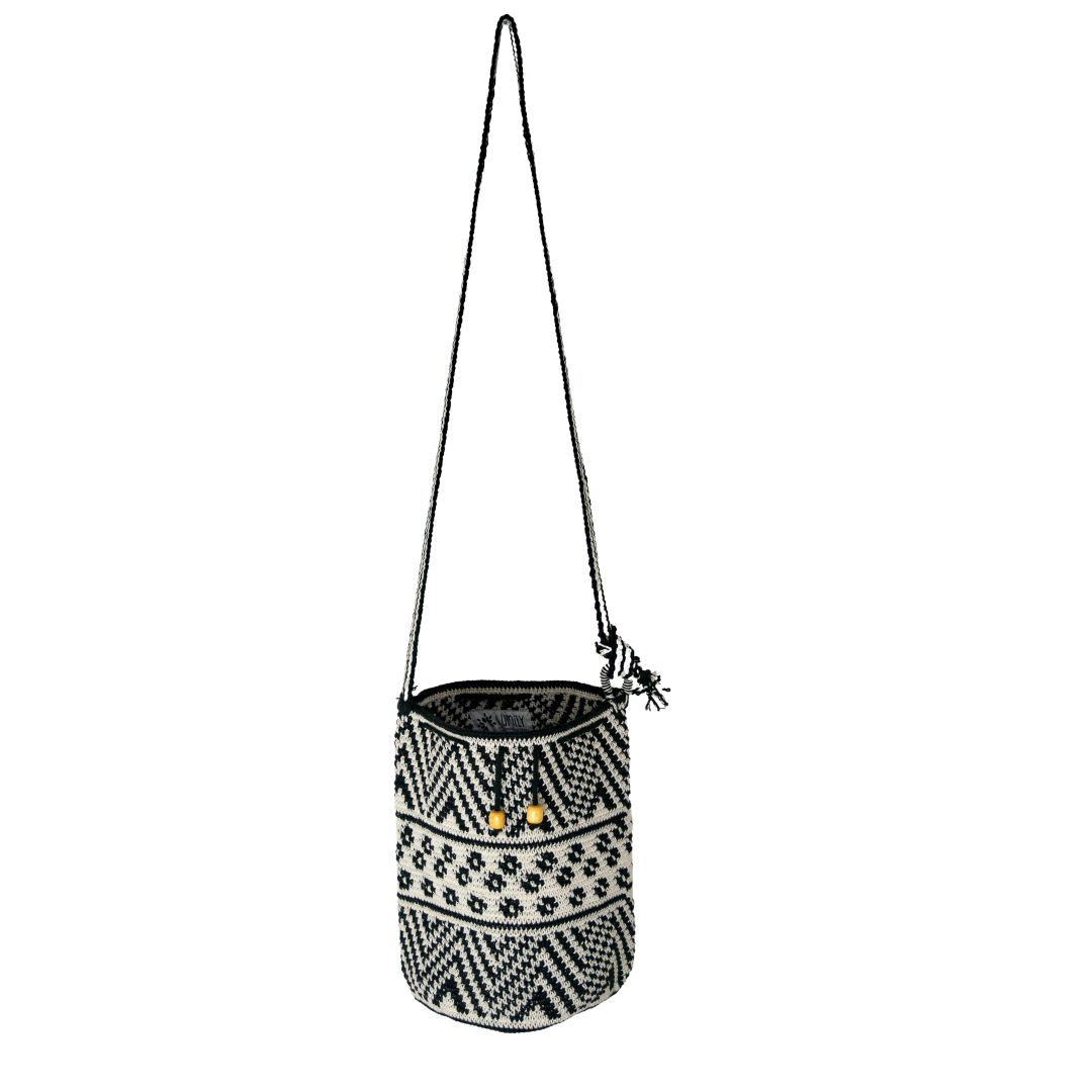 Bolso cruzado de verano de crochet con diseño chevron boho en blanco y negro - Guatemala