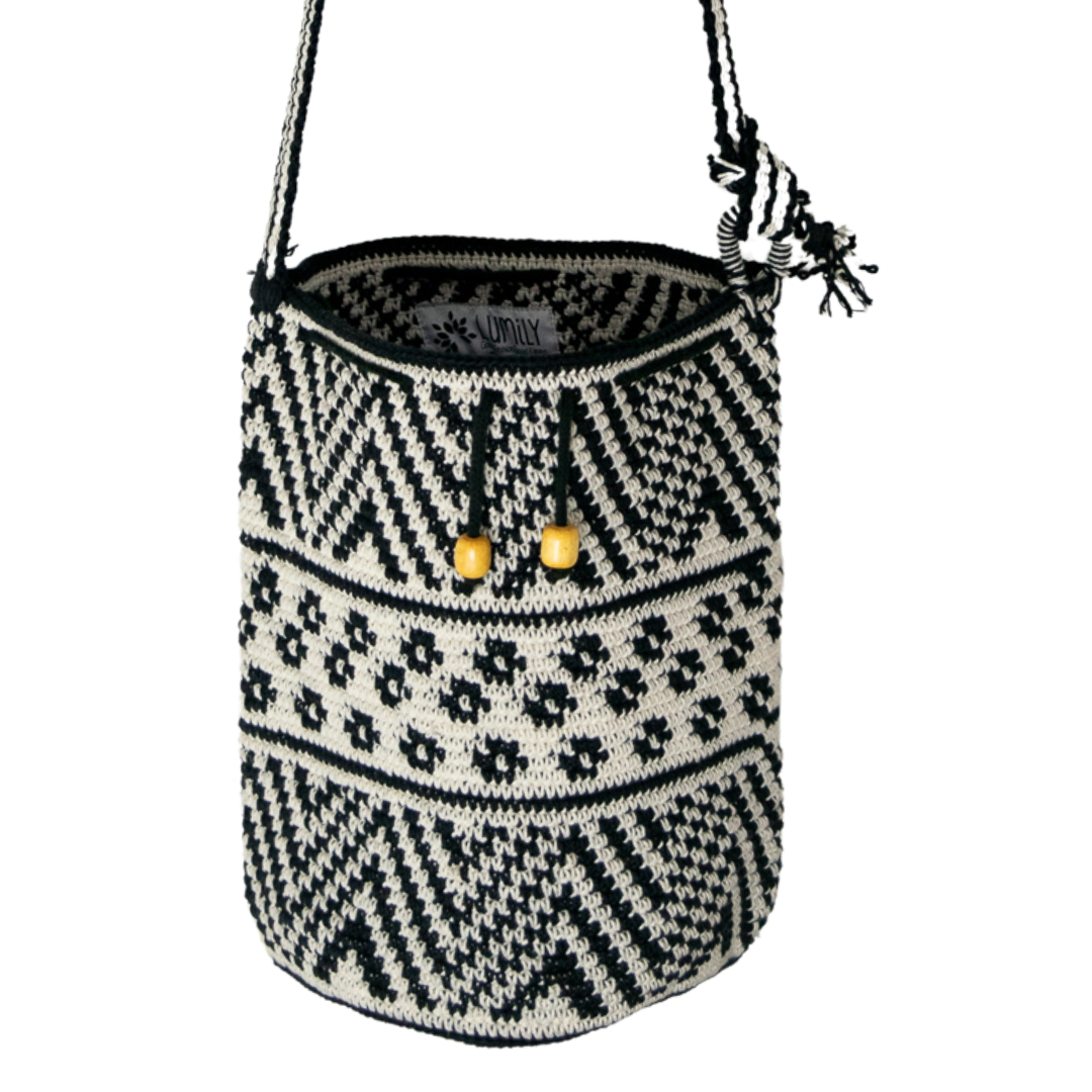 Bolso cruzado de verano de crochet con diseño chevron boho en blanco y negro - Guatemala