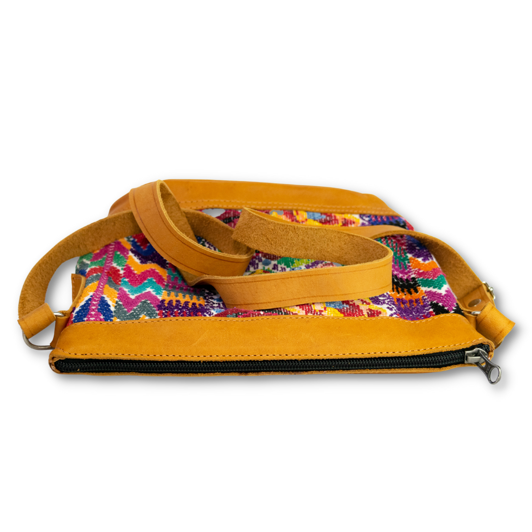 Bolso bandolera de cuero reciclado huipil con correa ajustable - Guatemala