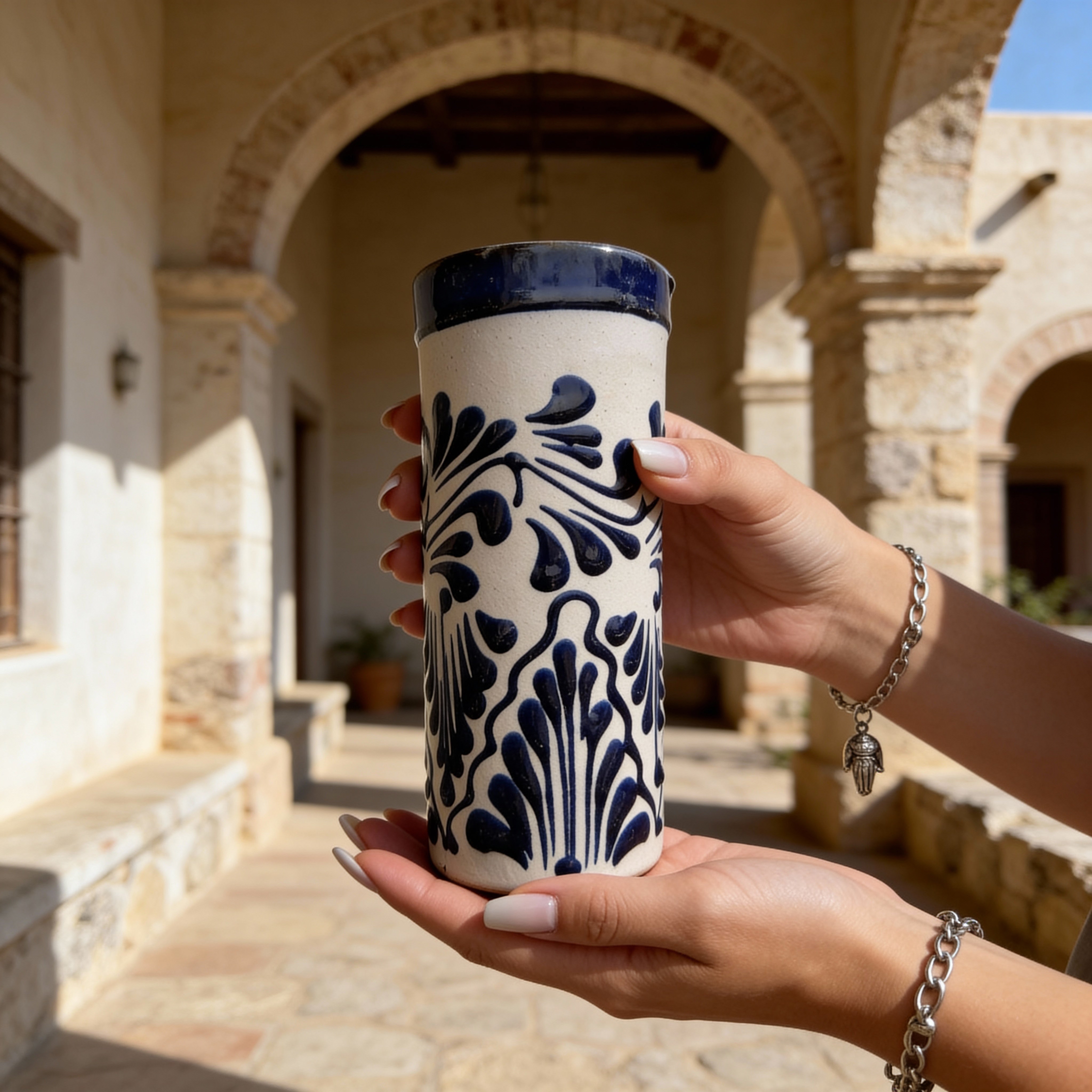 Taza de barro azul mexicana