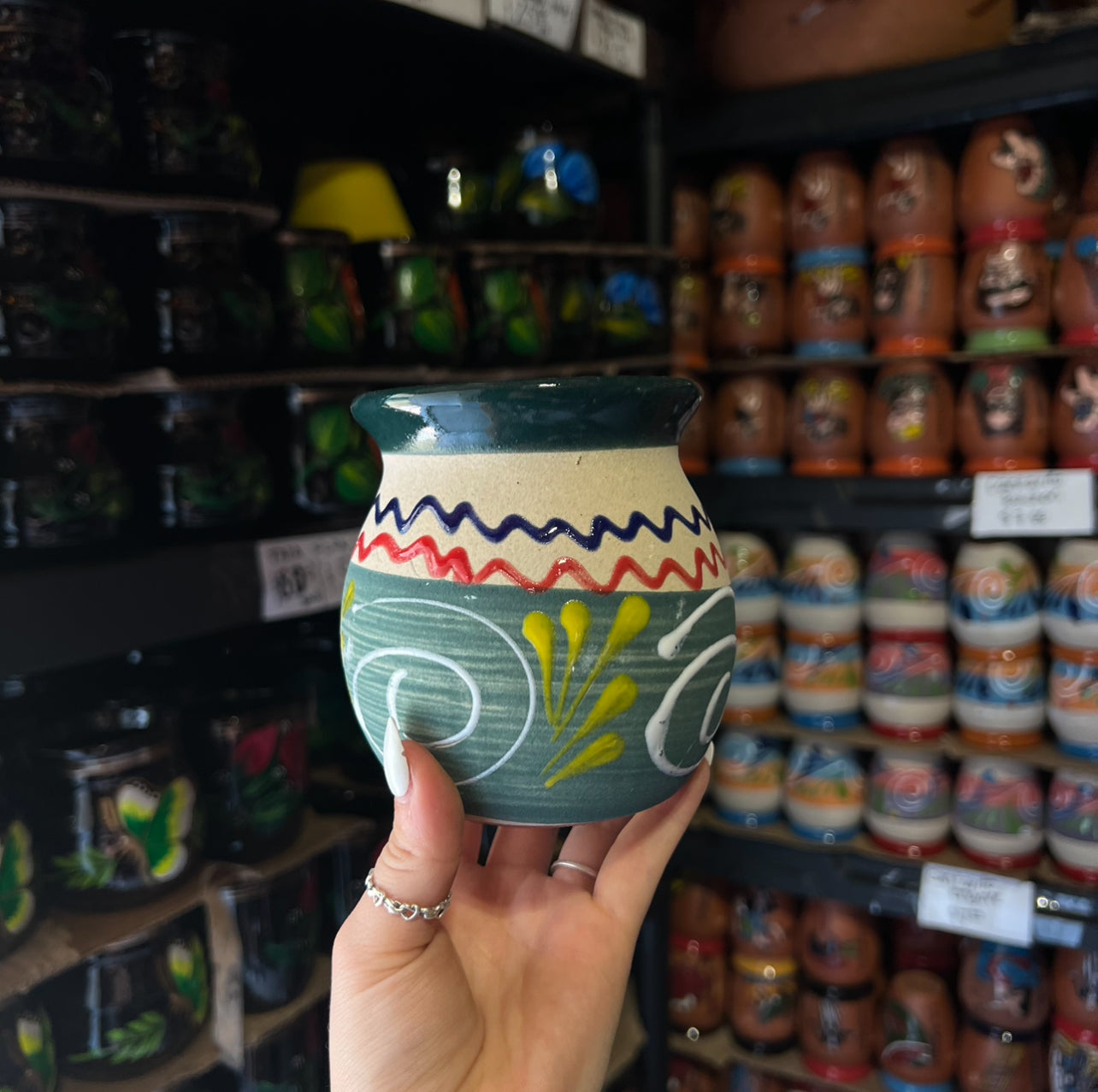 Taza de barro engobe verde oscuro