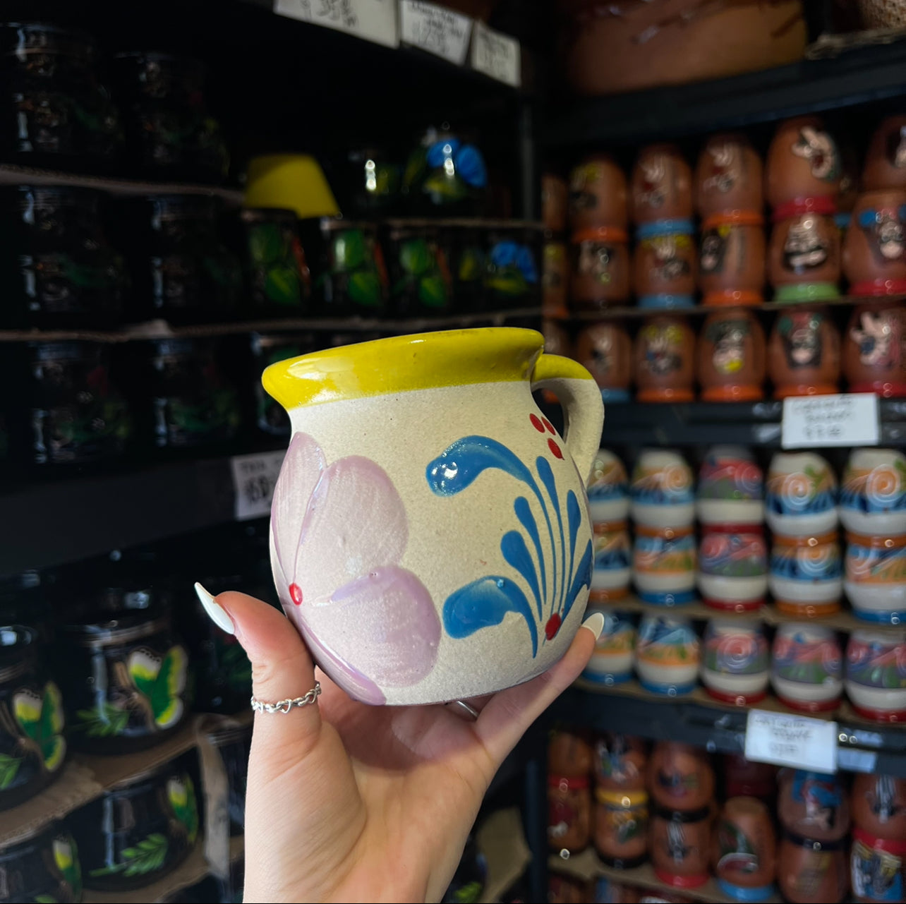 Taza de barro con engobe floral