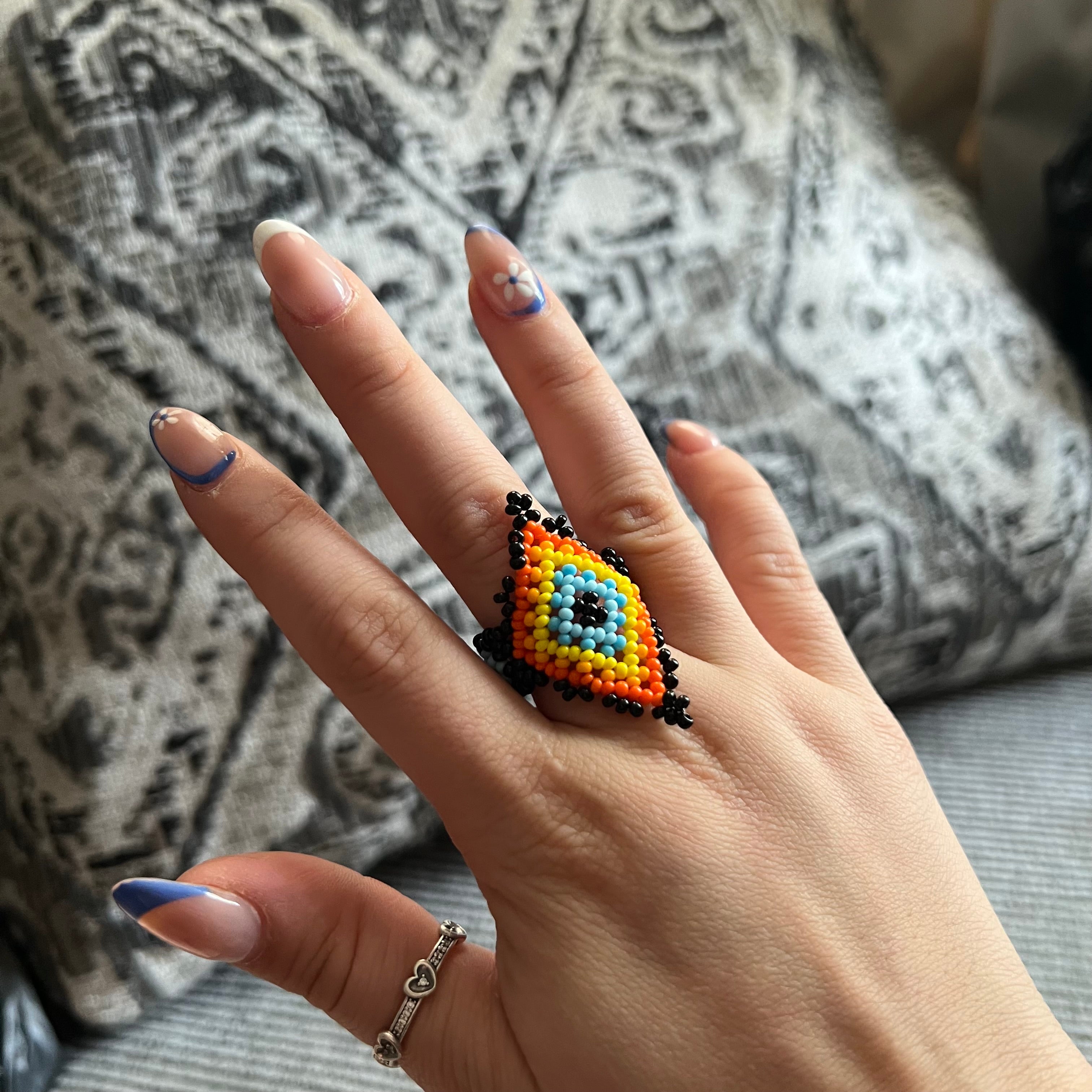 Anillo elástico huichol de cuentas de vidrio
