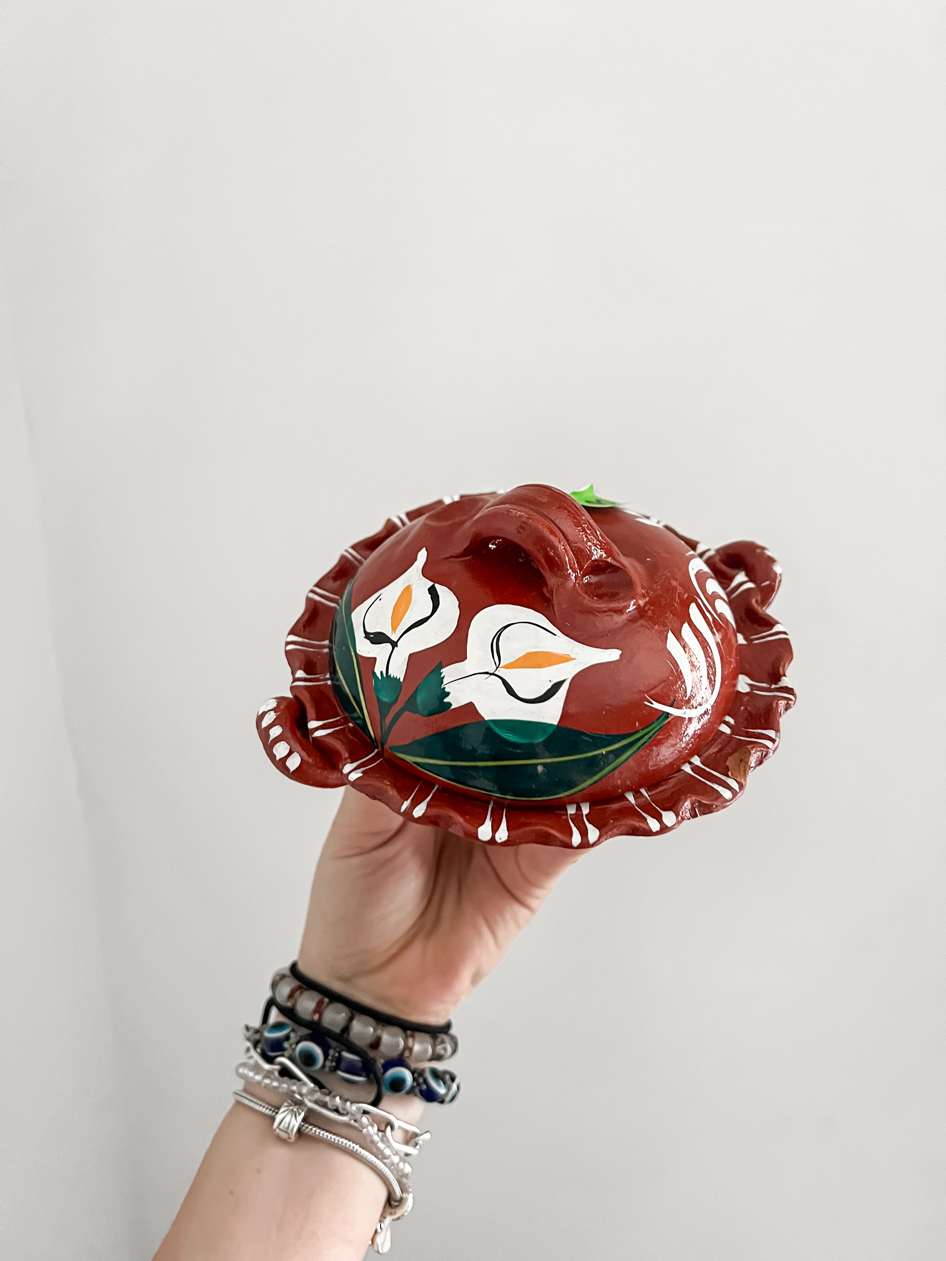 Salsera roja con tapa