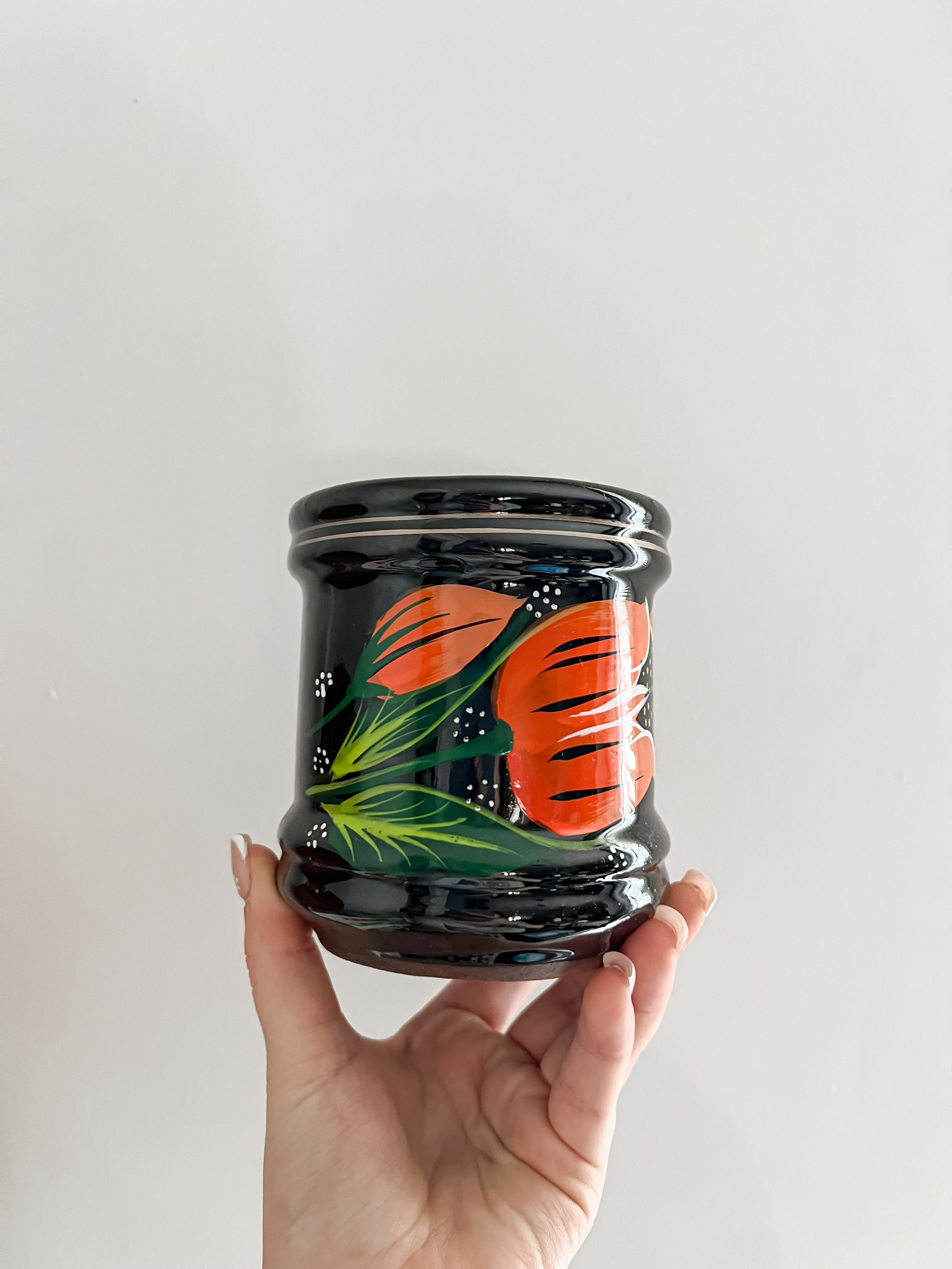 Taza de cerámica floral naranja pintada a mano