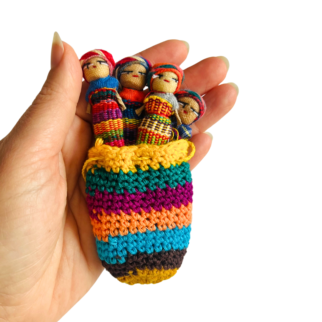 Bolsa de ganchillo para muñecas quitapenas con cuatro muñecas - Guatemala