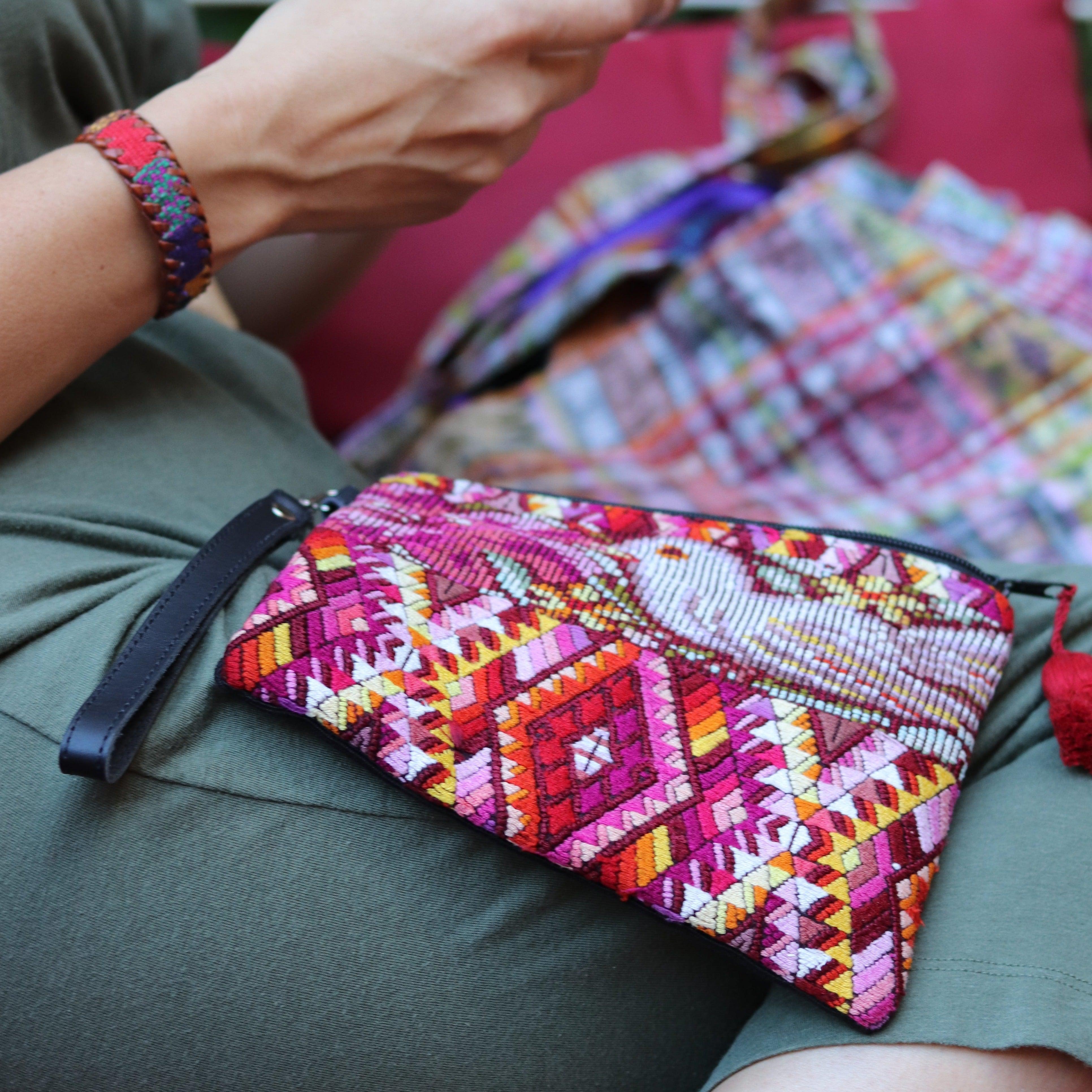 Cartera de pulsera gitana huipil reciclada - Guatemala