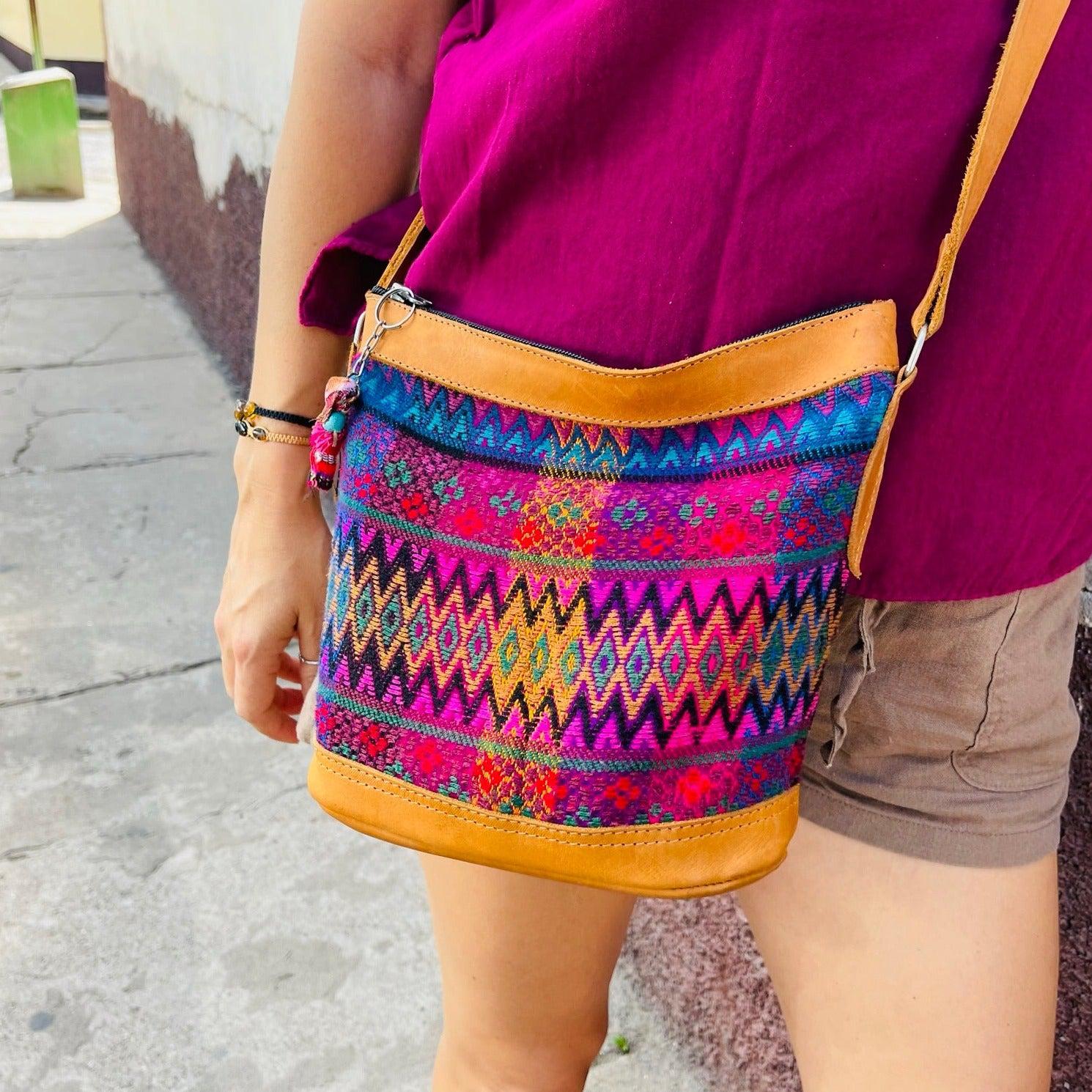 Bolso bandolera de cuero reciclado huipil con correa ajustable - Guatemala