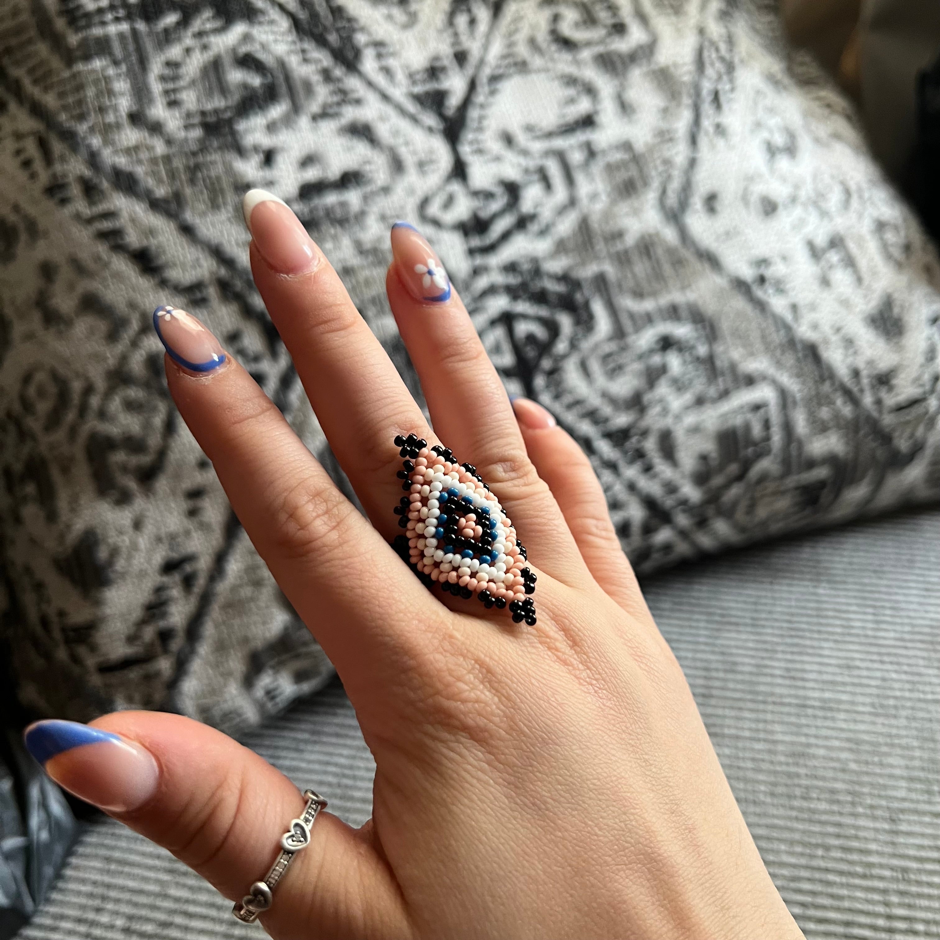 Anillo elástico huichol de cuentas de vidrio