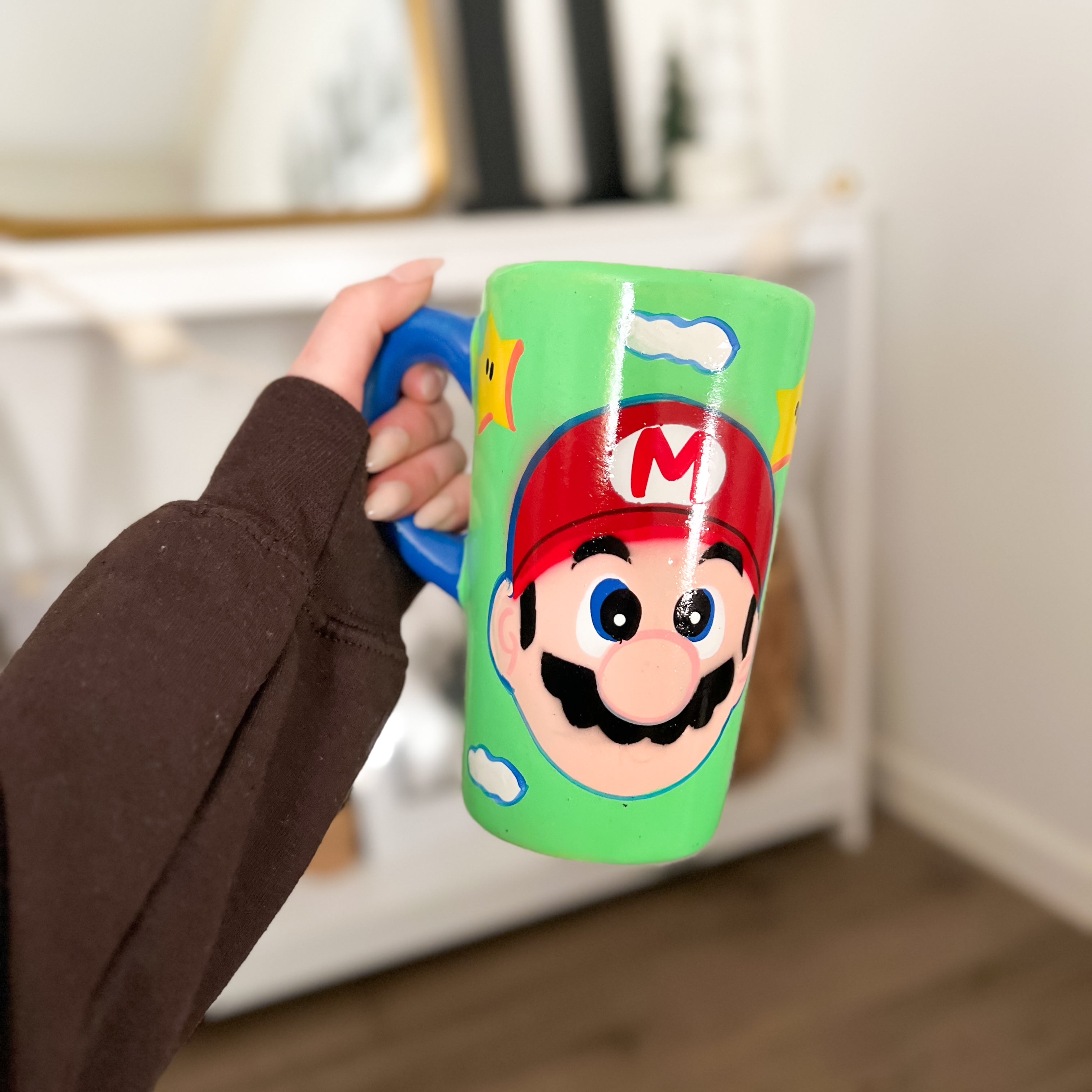 Taza con figuras de personajes