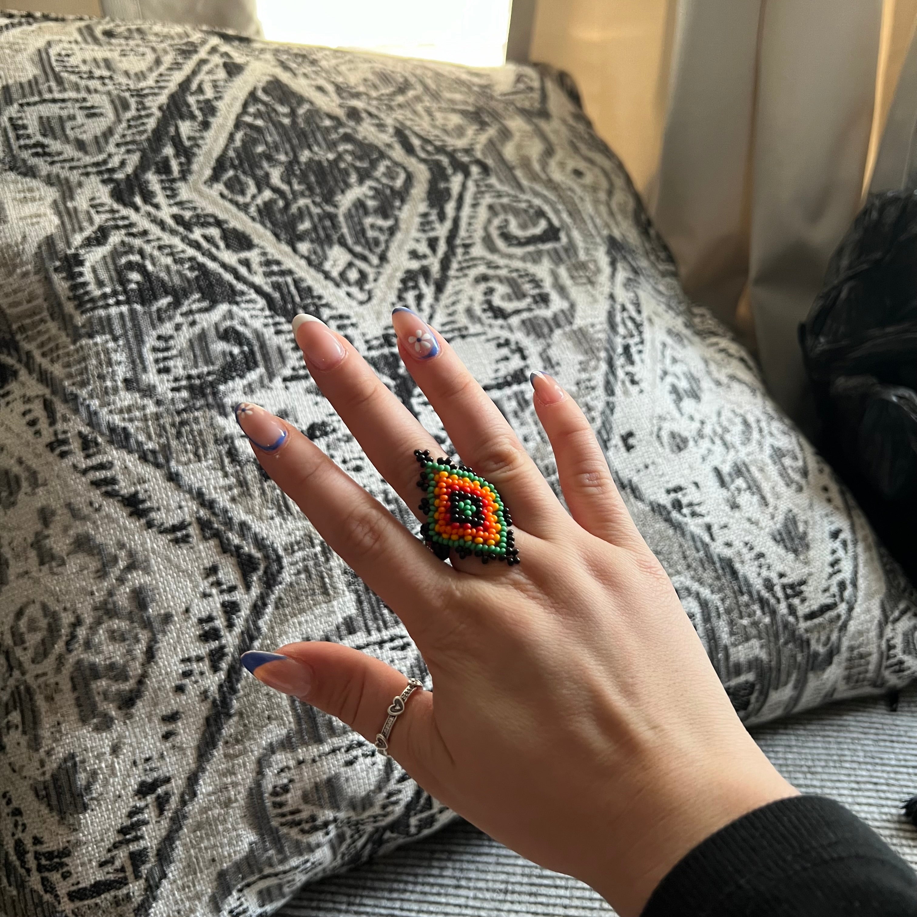 Anillo elástico huichol de cuentas de vidrio