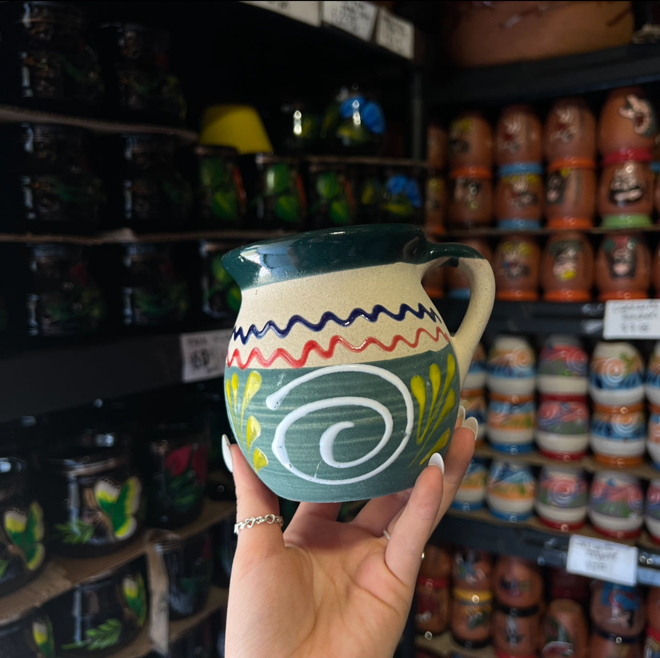 Taza de barro engobe verde oscuro