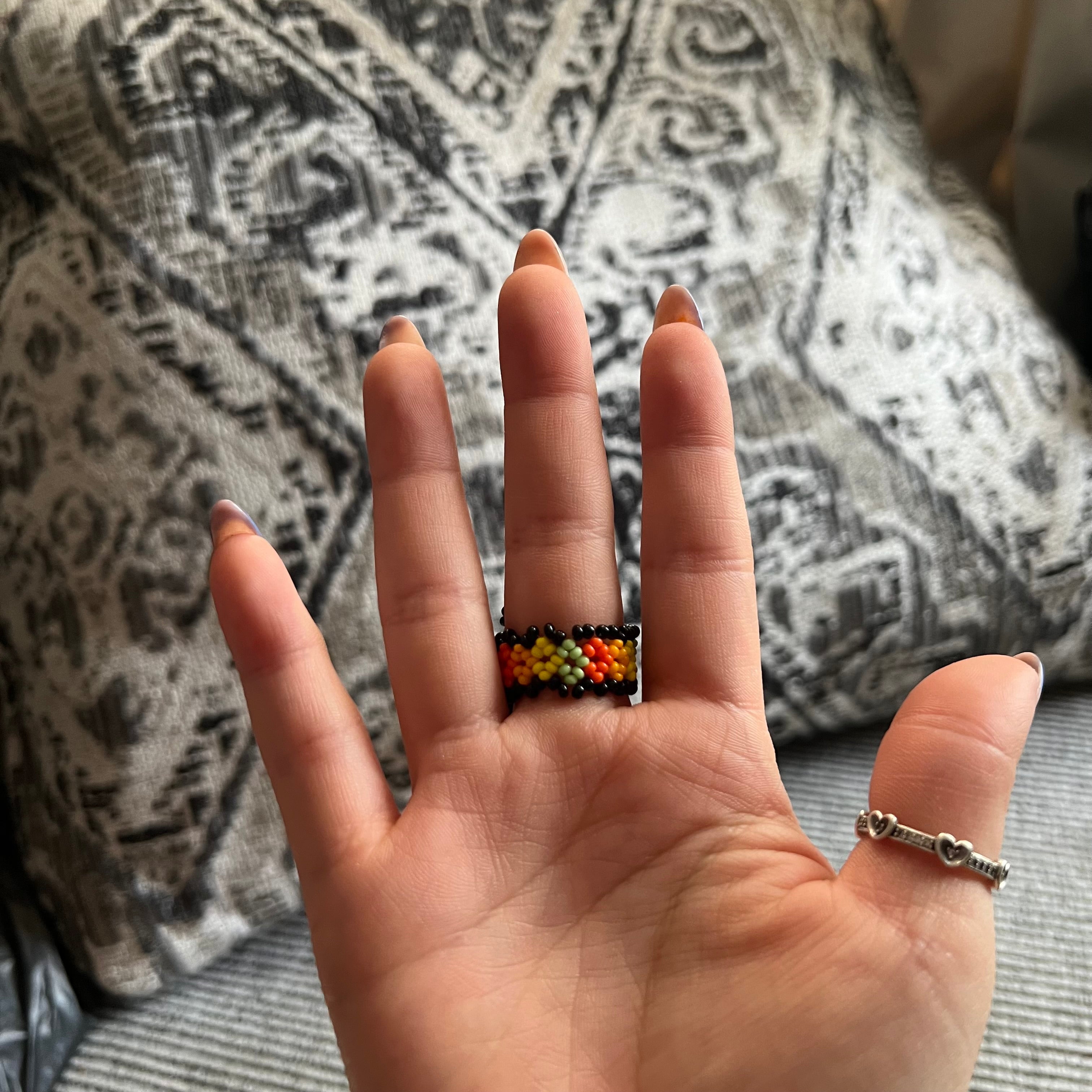 Anillo elástico huichol de cuentas de vidrio