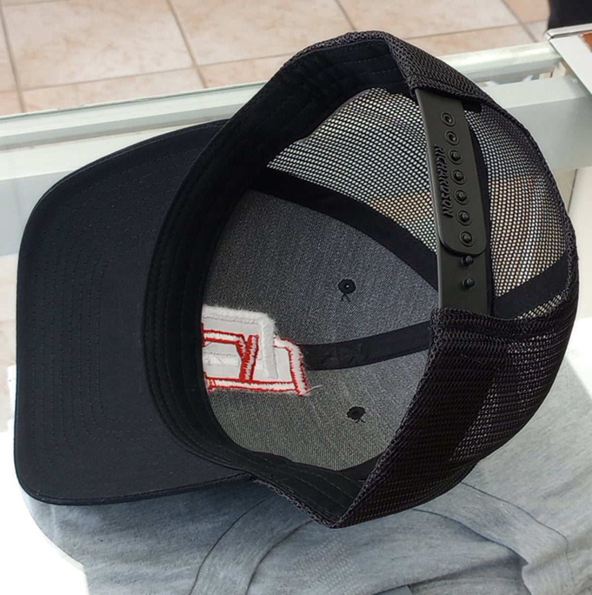 Gorra de malla Royal Roja RD República Dominicana con cierre a presión