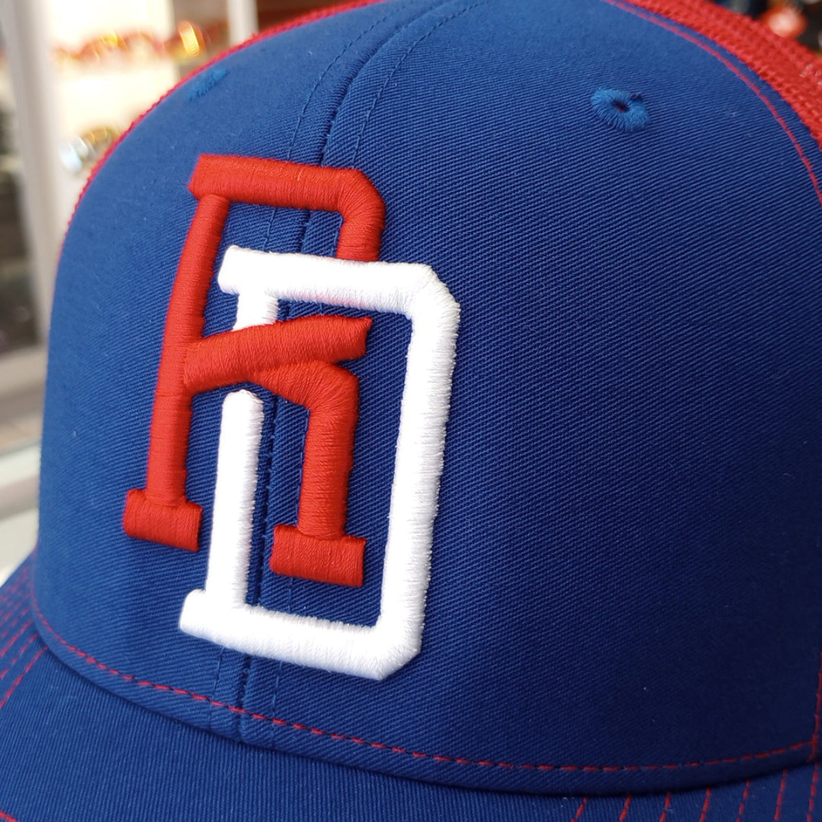 Gorra de malla Royal Roja RD República Dominicana con cierre a presión