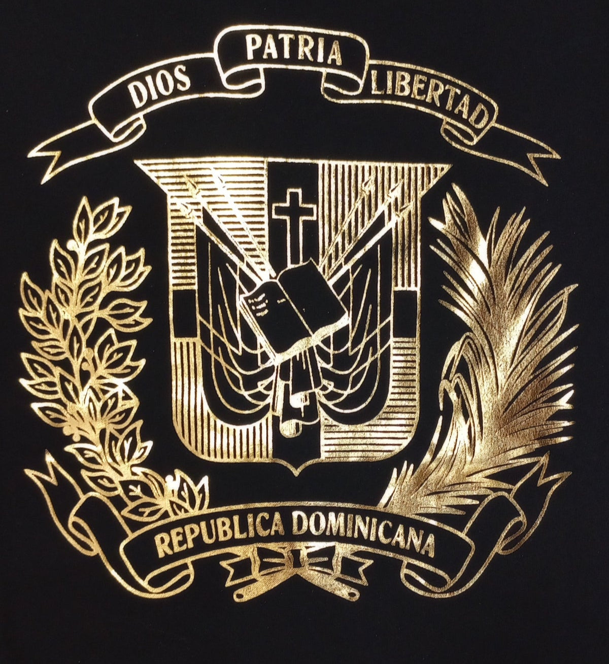 Diseño de camiseta prémium con escudo dominicano, oro metálico, ligera y suave