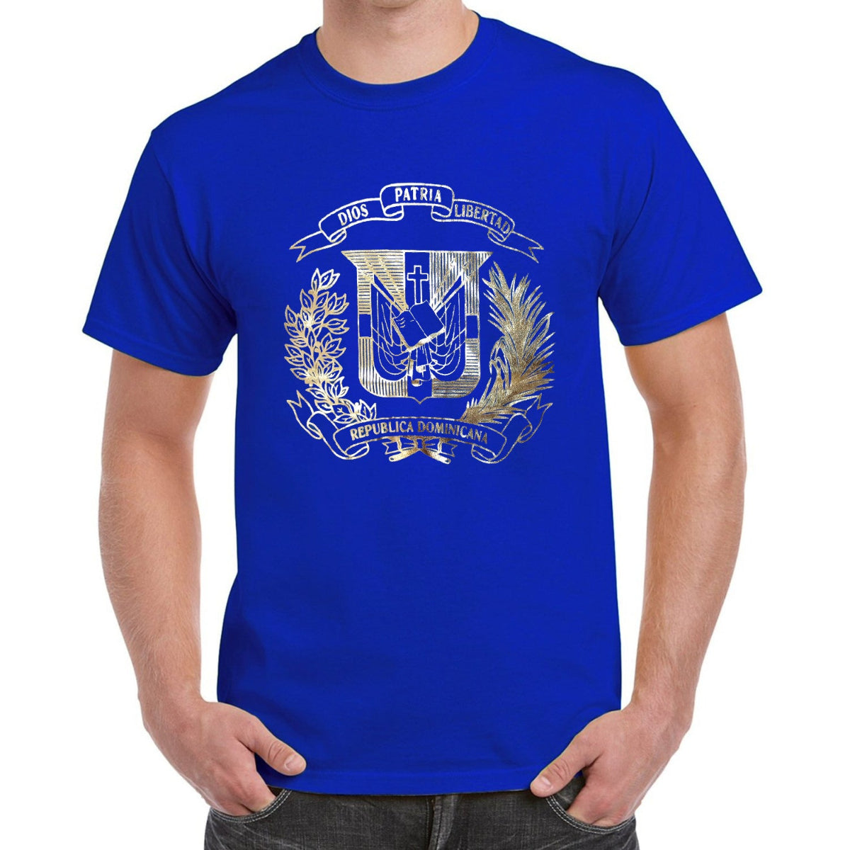 Diseño de camiseta prémium con escudo dominicano, oro metálico, ligera y suave