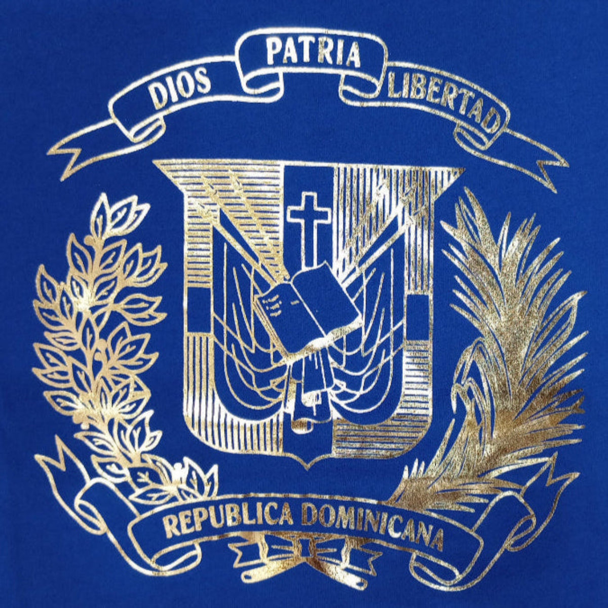 Diseño de camiseta prémium con escudo dominicano, oro metálico, ligera y suave