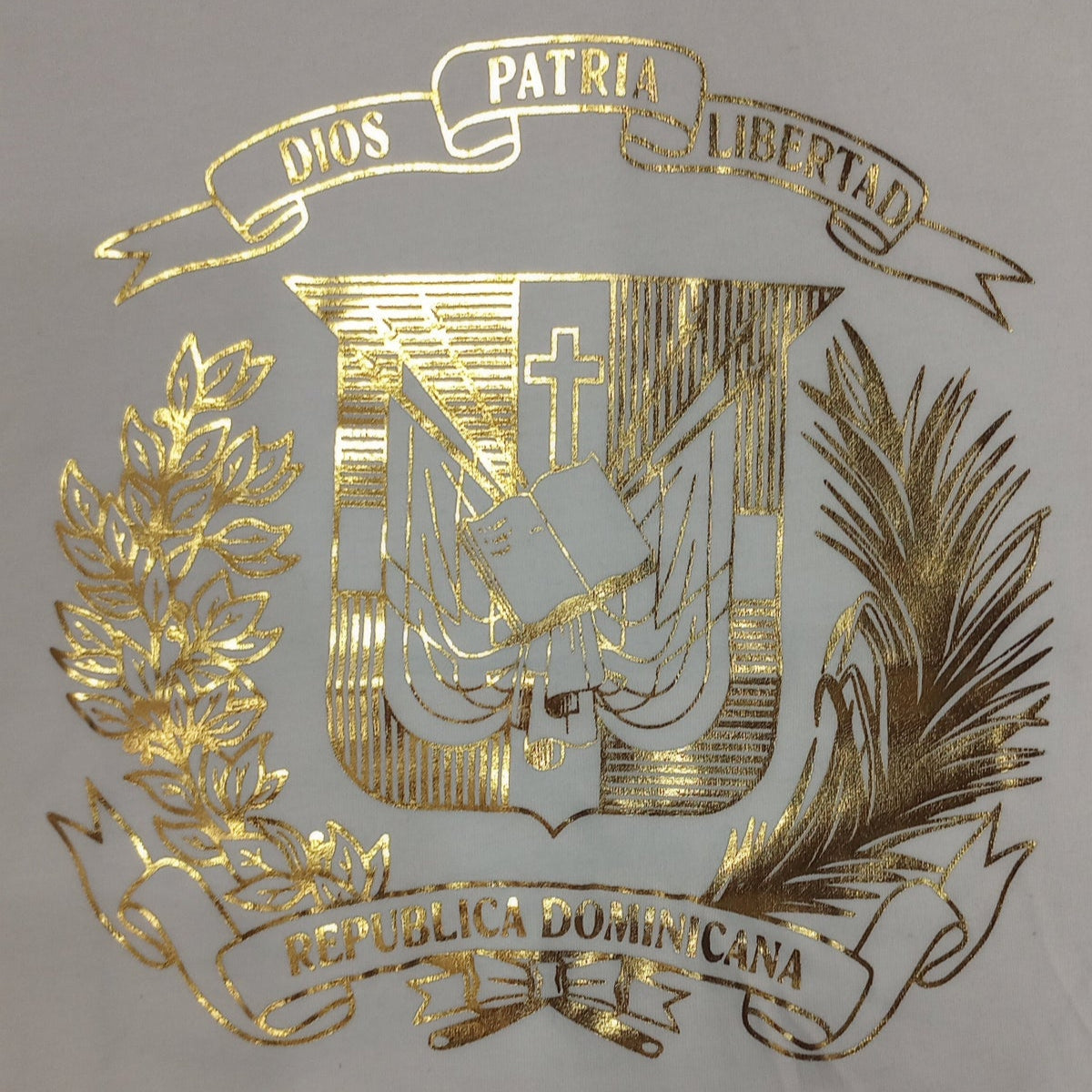 Diseño de camiseta prémium con escudo dominicano, oro metálico, ligera y suave