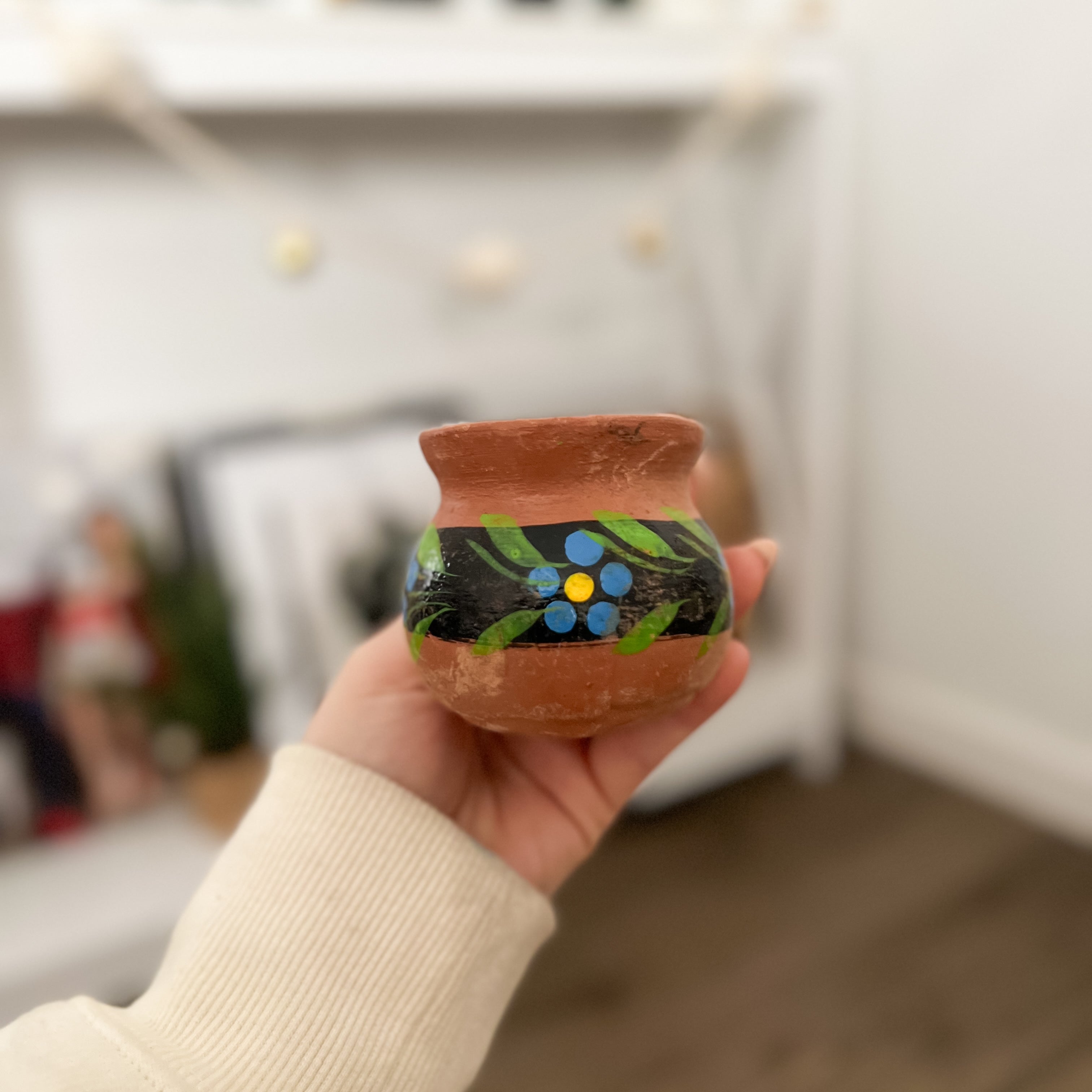 Mini taza floral de barro