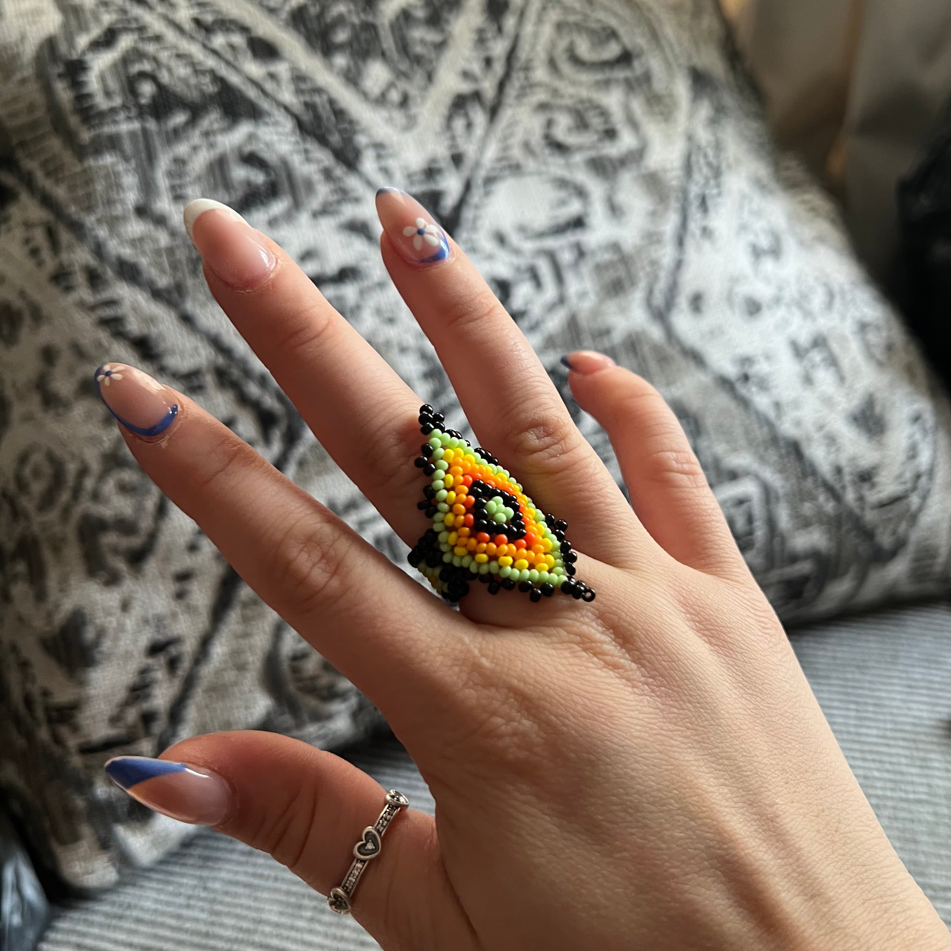 Anillo elástico huichol de cuentas de vidrio
