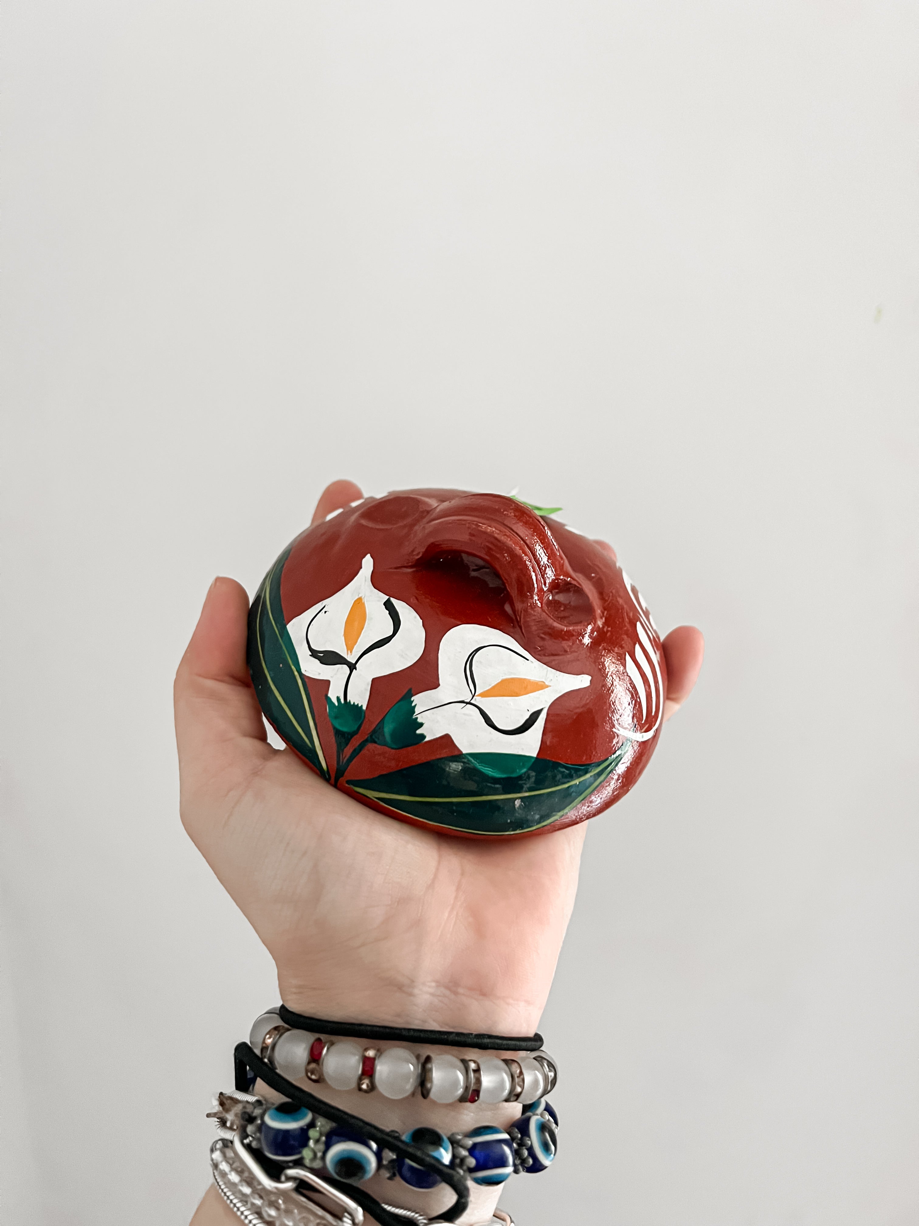 Salsera roja con tapa