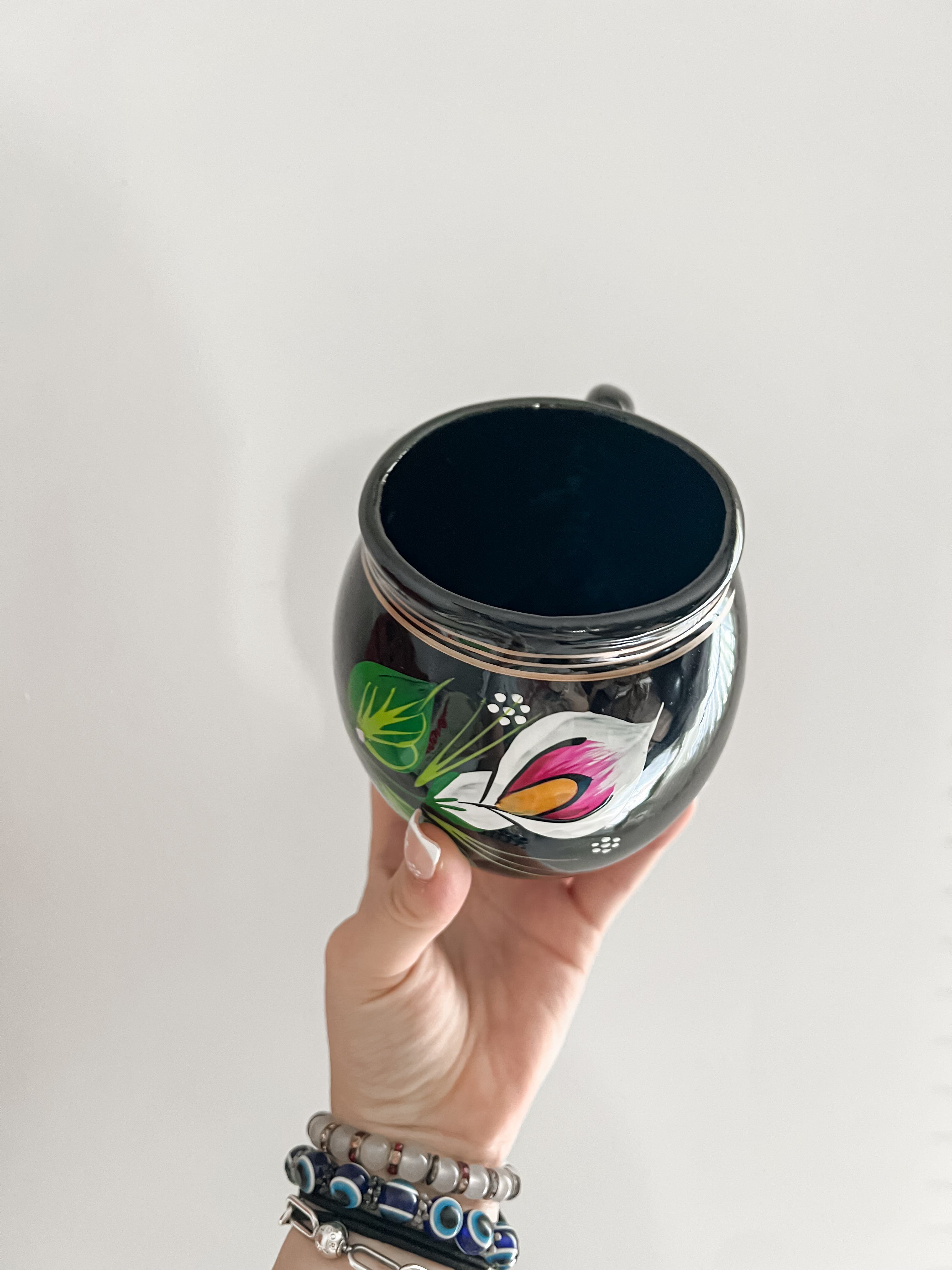 Taza Artesanal Floral de Cerámica Negra