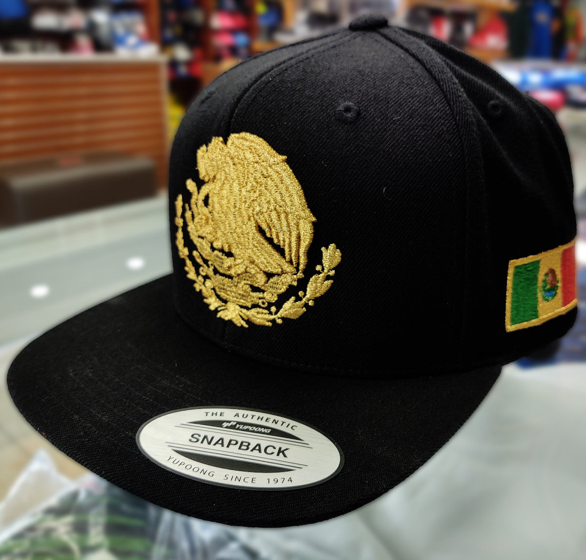 Gorra SnapBack bordada con escudo y bandera de México Negra - Dorada