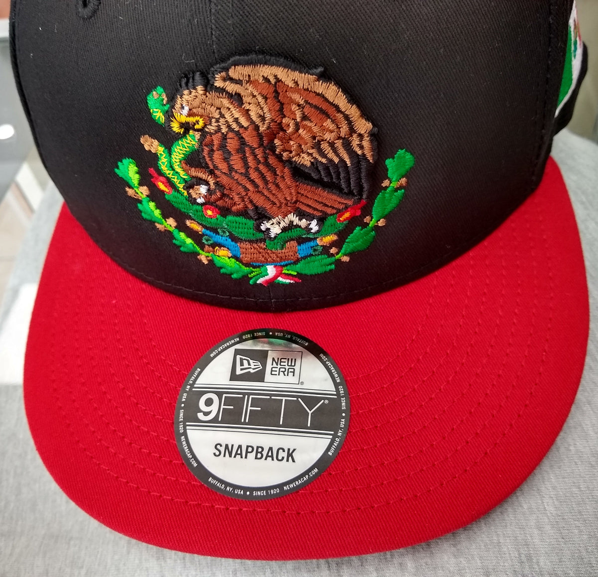 Gorra Snapback México Negra con Escudo Bordado y Bandera - Roja