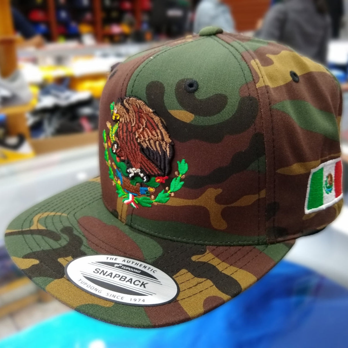 Gorra SnapBack de camuflaje de México con escudo y bandera bordados