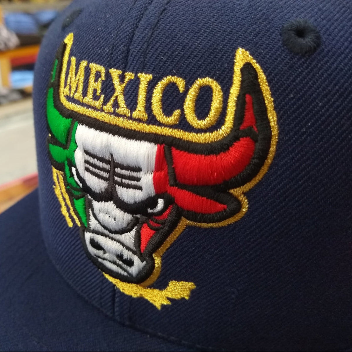 Gorra azul marino bordada con logo de toro mexicano SnapBack